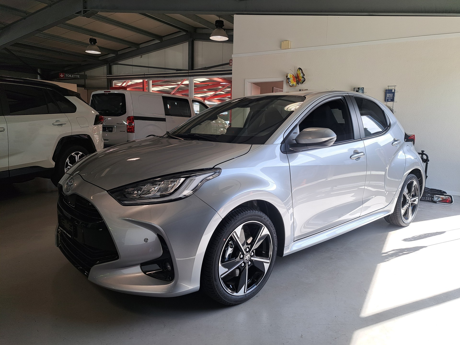 TOYOTA Yaris 1.5 Premium e-CVT-image-4