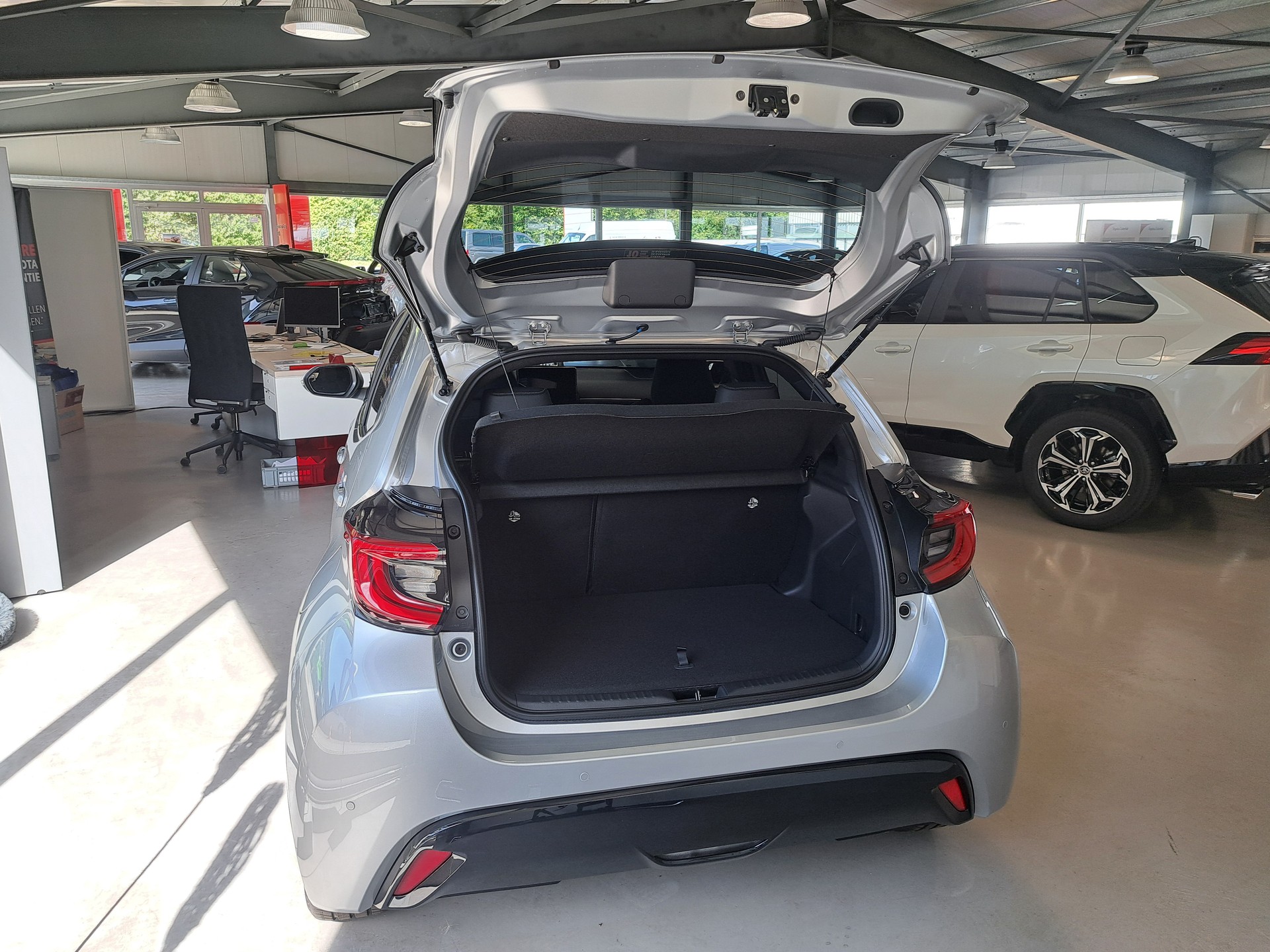 TOYOTA Yaris 1.5 Premium e-CVT-image-6