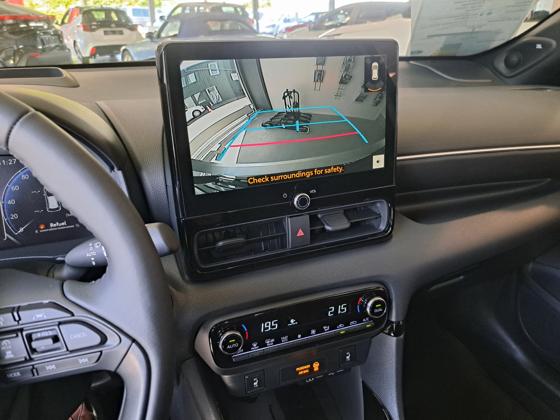 TOYOTA Yaris 1.5 Premium e-CVT-image-9