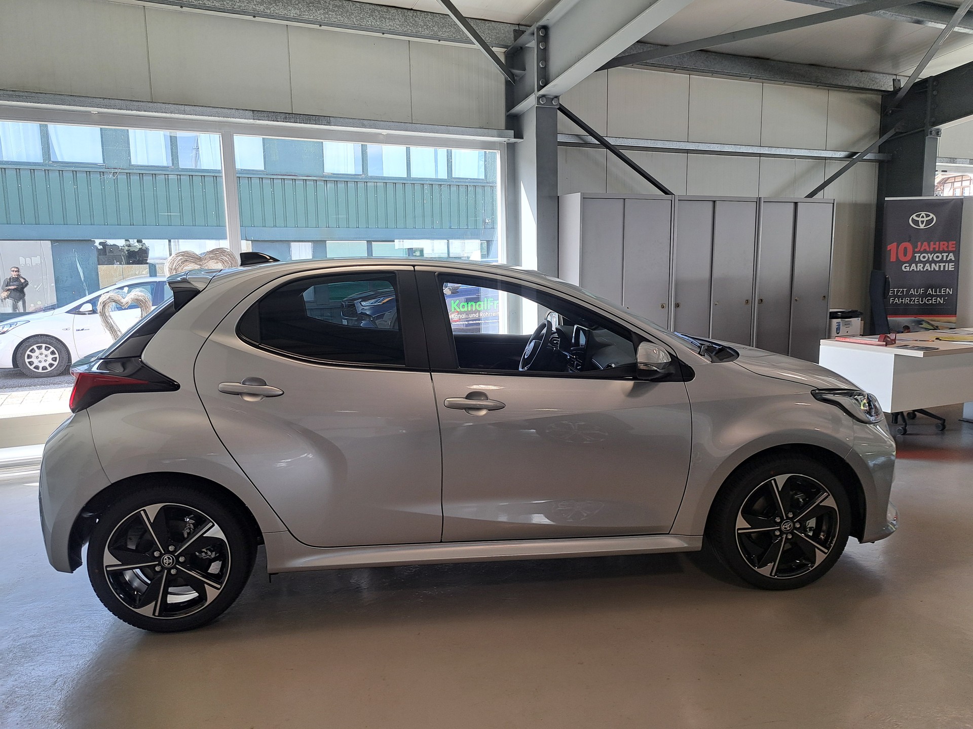 TOYOTA Yaris 1.5 Premium e-CVT-image-1