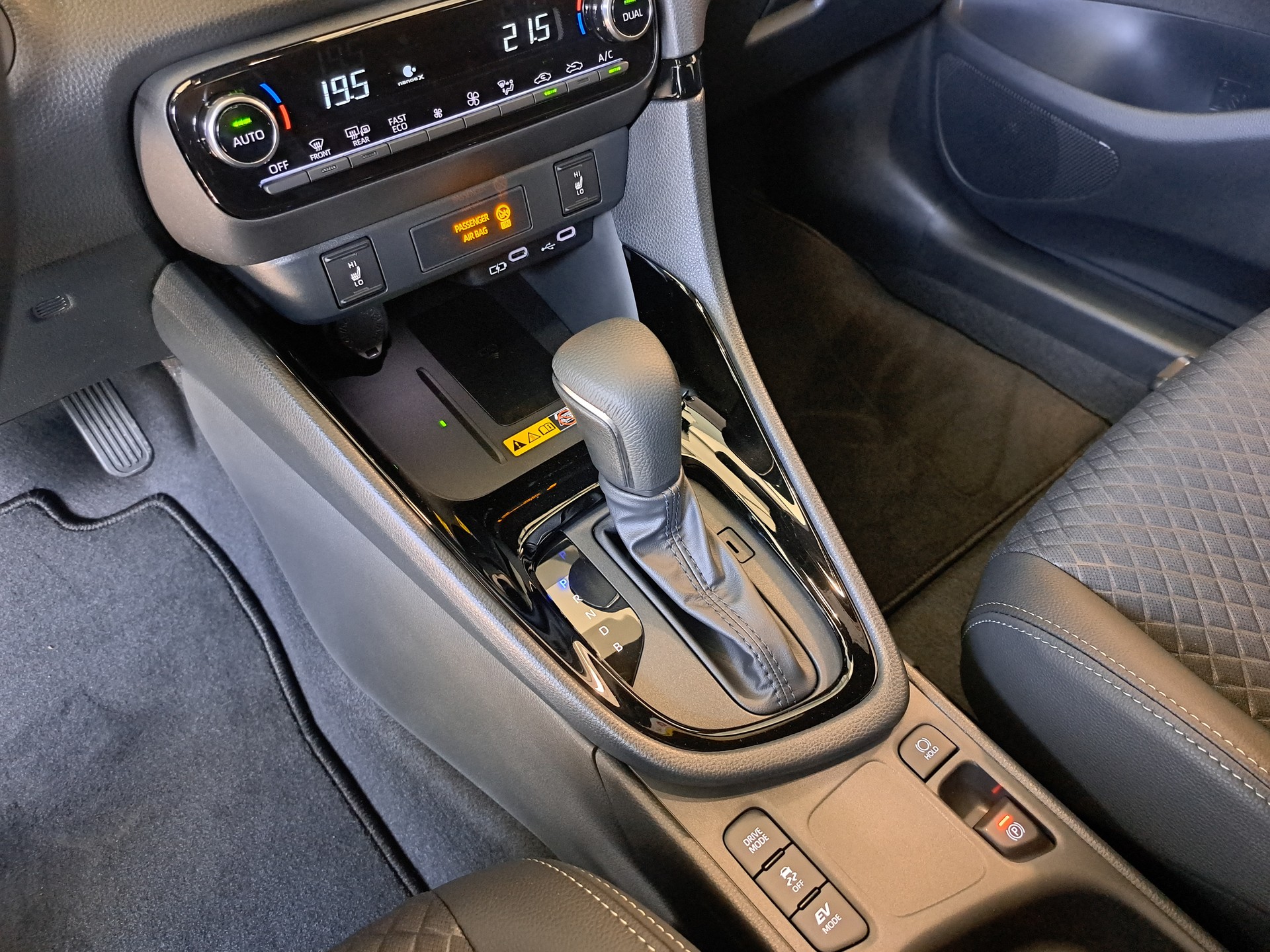 TOYOTA Yaris 1.5 Premium e-CVT-image-10
