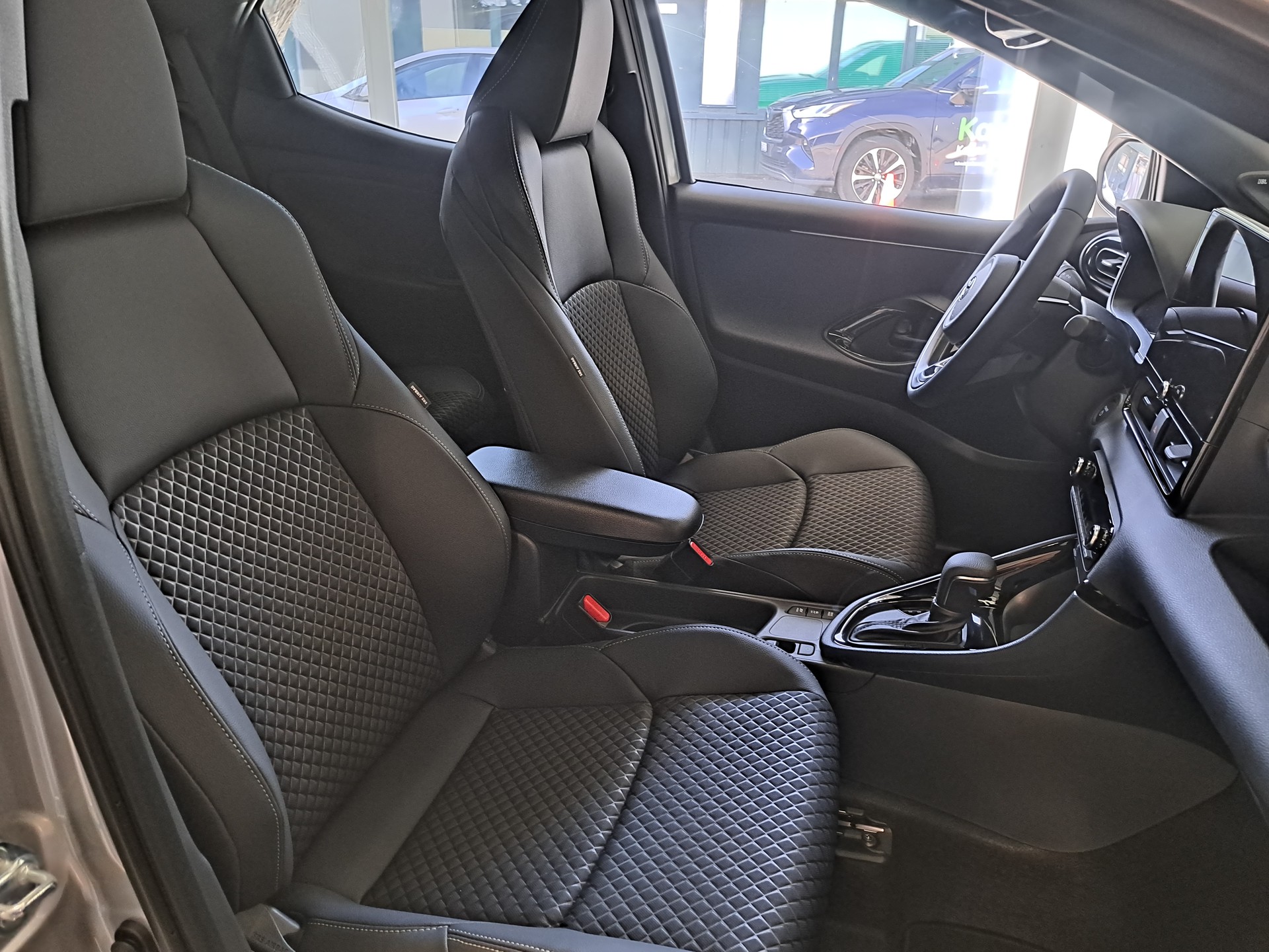 TOYOTA Yaris 1.5 Premium e-CVT-image-3