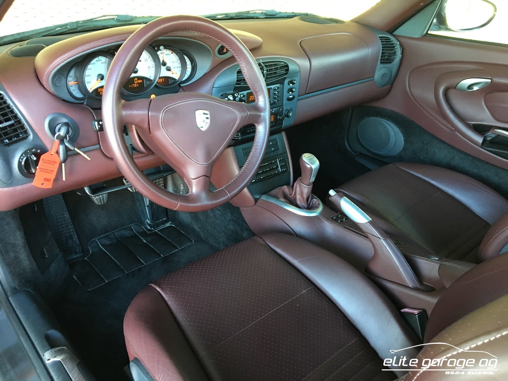 PORSCHE 911 Carrera 4-image-10