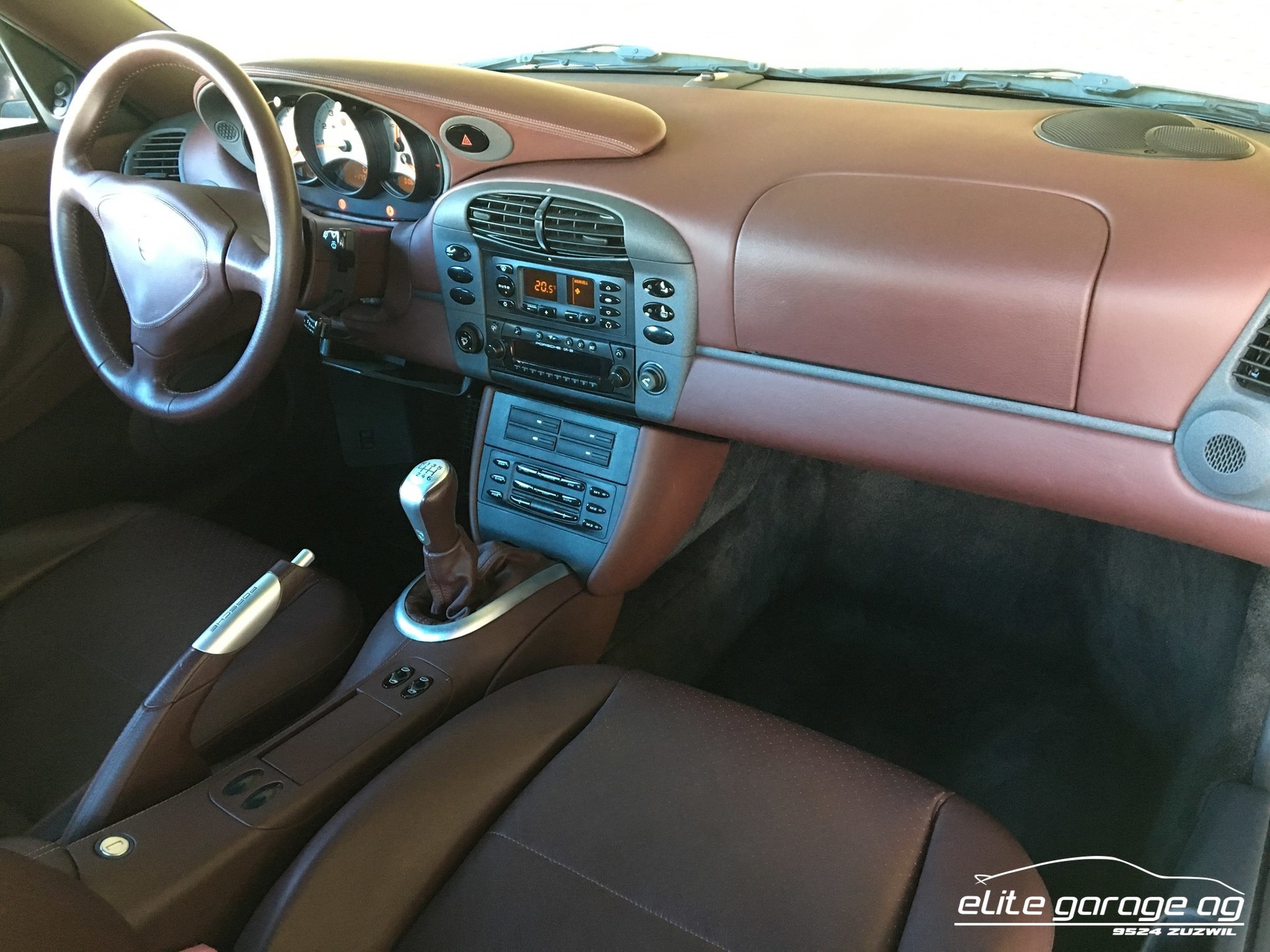 PORSCHE 911 Carrera 4-image-11