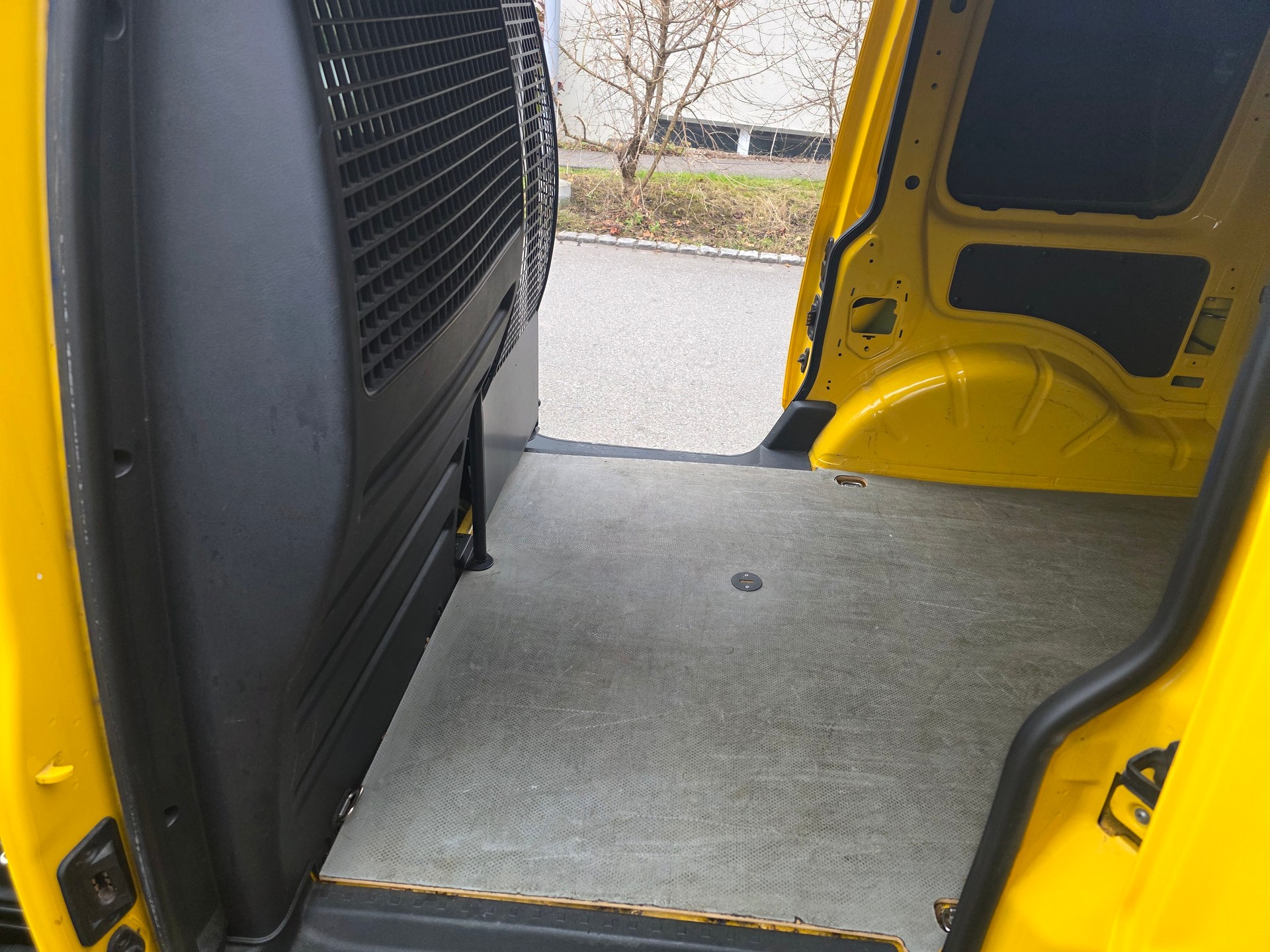 VW Caddy 2.0TDI BlueMotion Technology-image-9