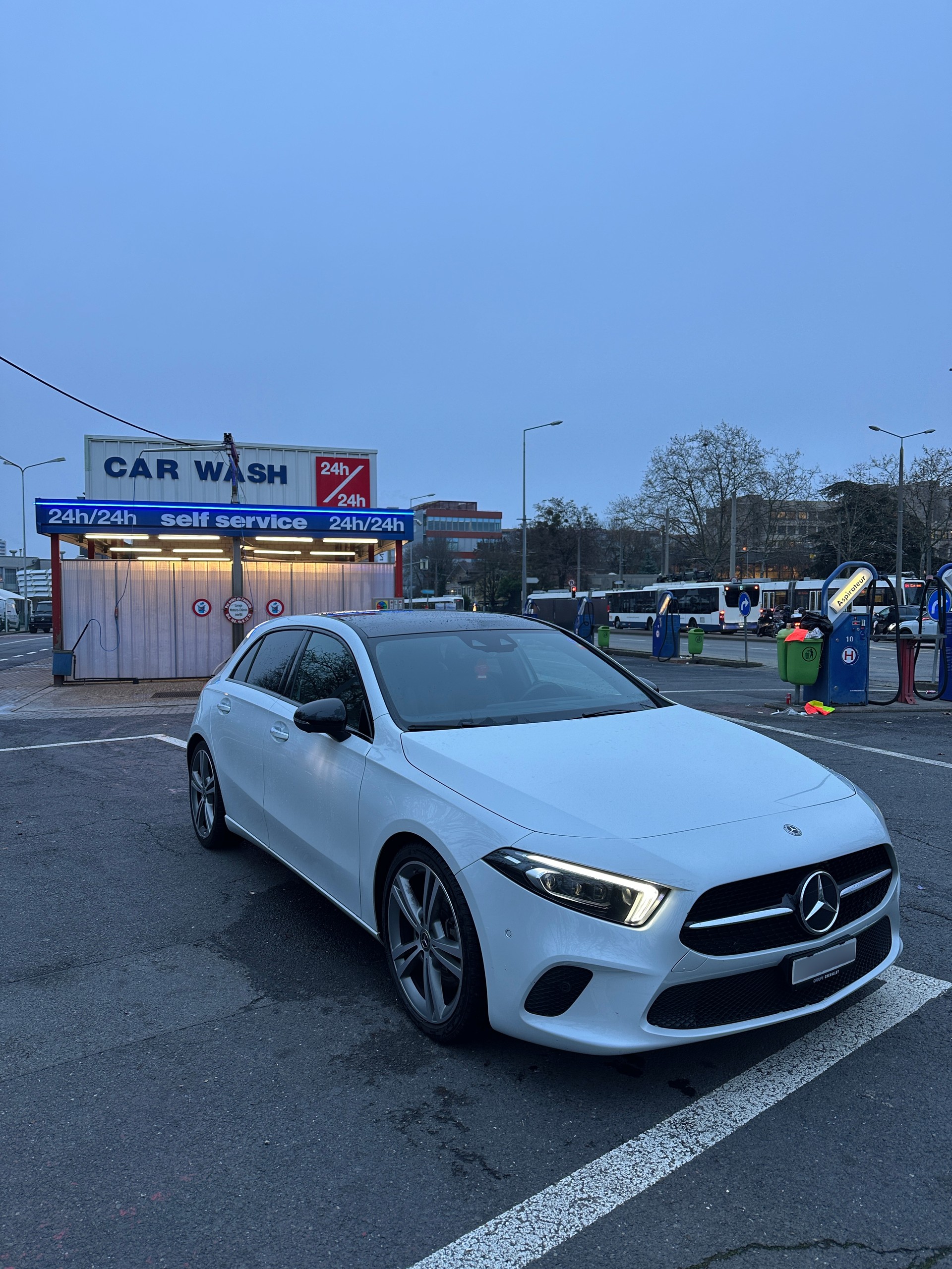 MERCEDES-BENZ A 250 Progressive 7G-DCT-image-2