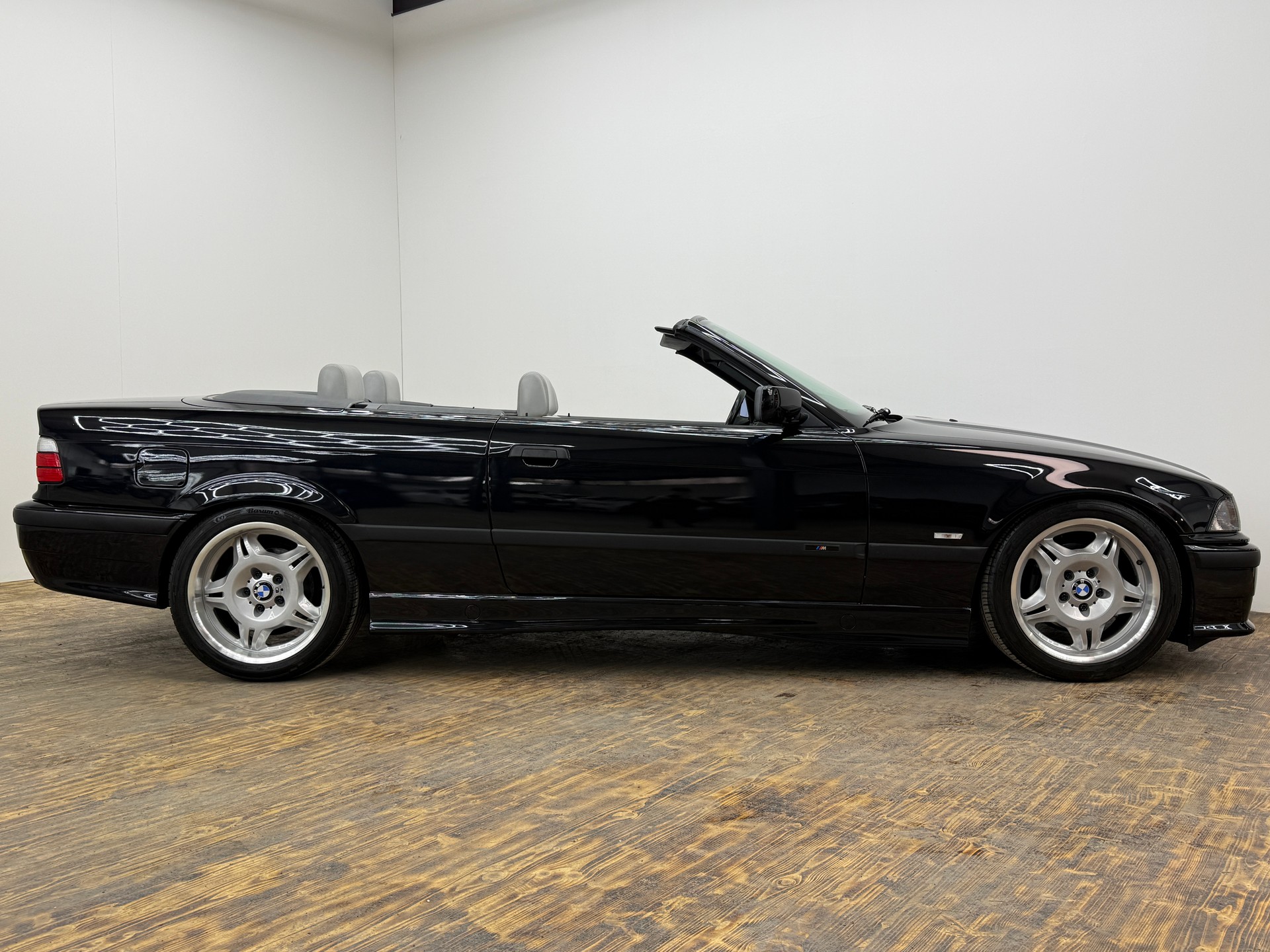 BMW 328i A Cabrio Sport-image-16