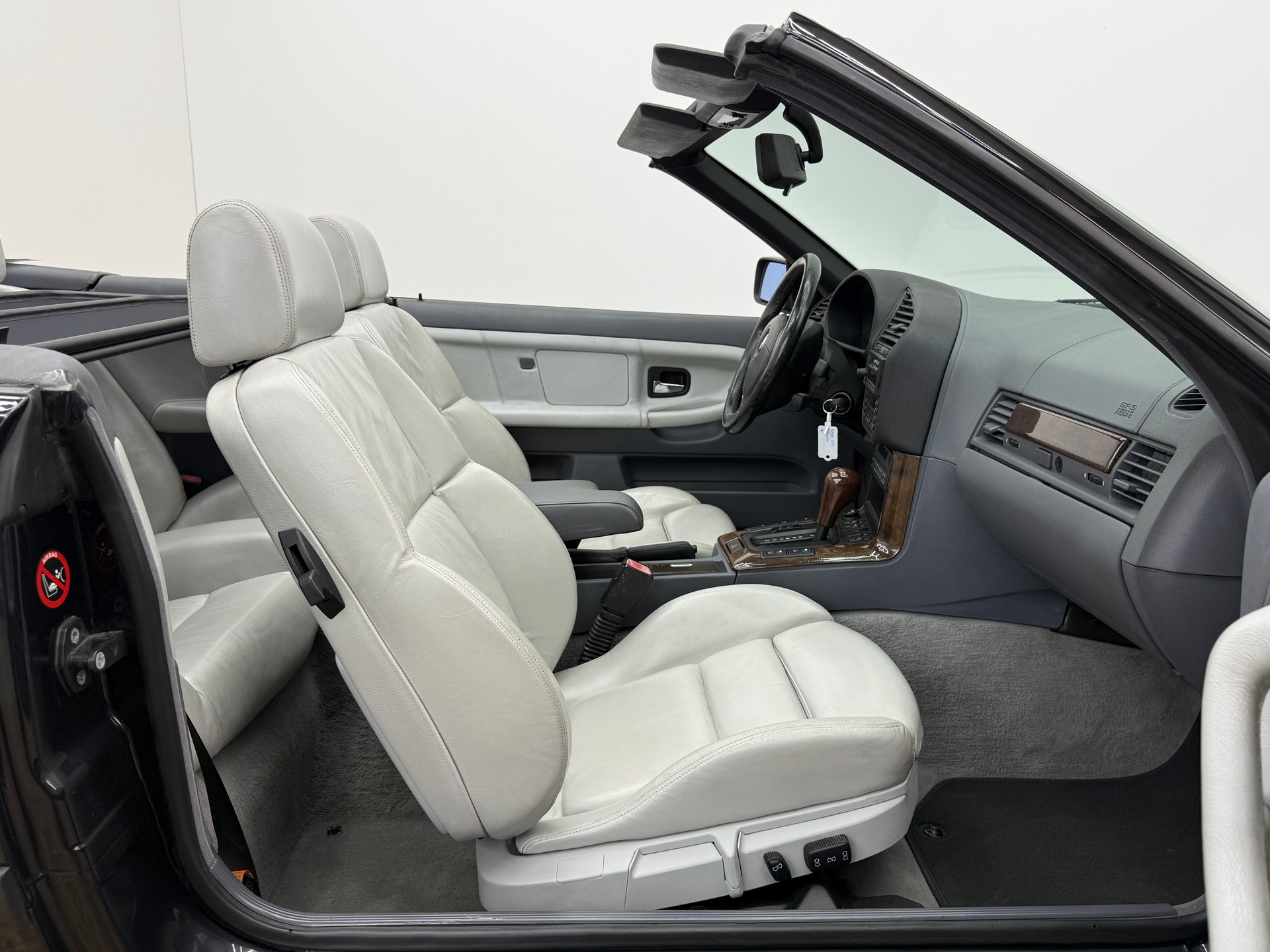 BMW 328i A Cabrio Sport-image-23