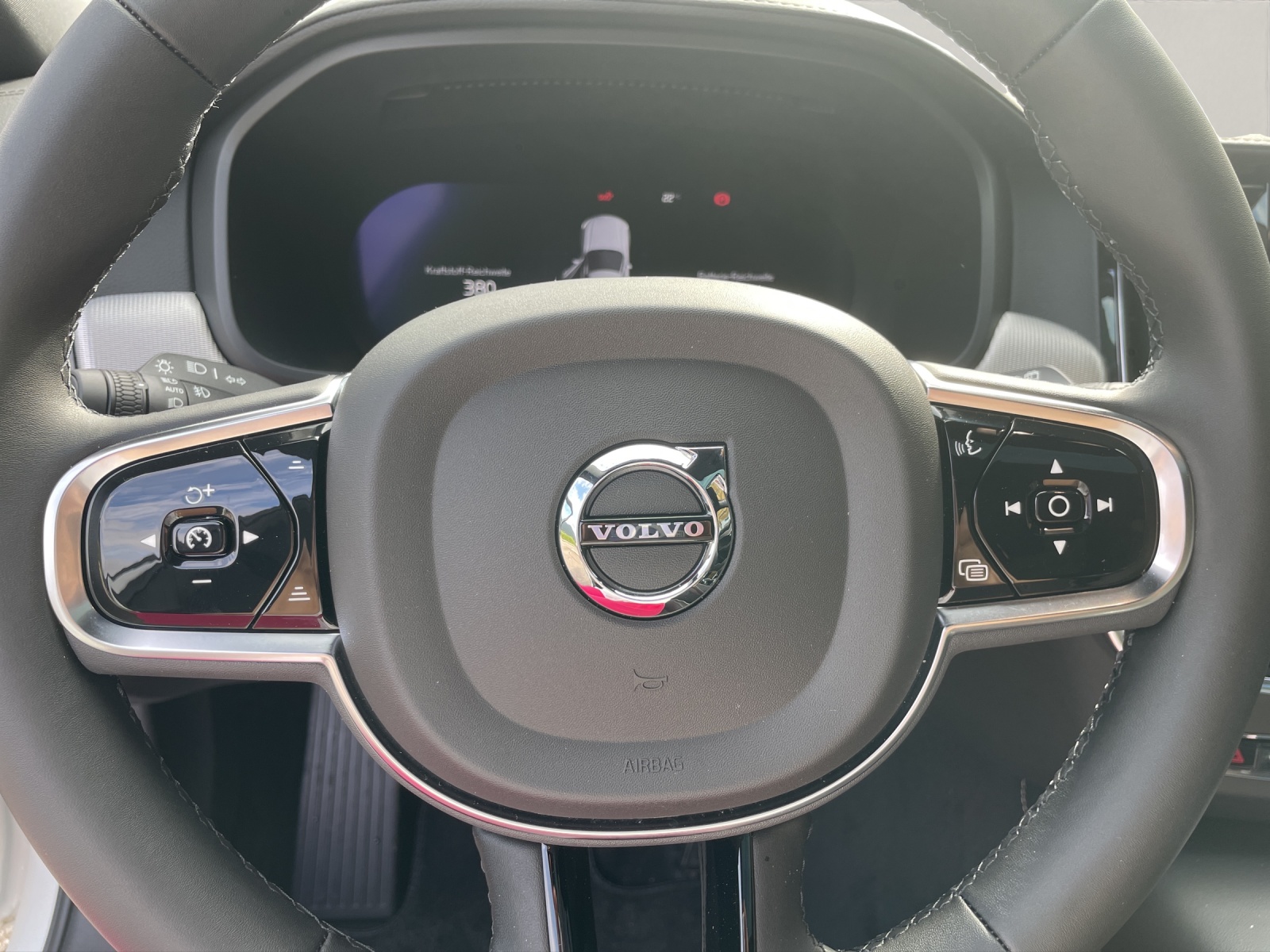 VOLVO V90 2.0 T8 TE Ultimate Dark eAWD-image-8