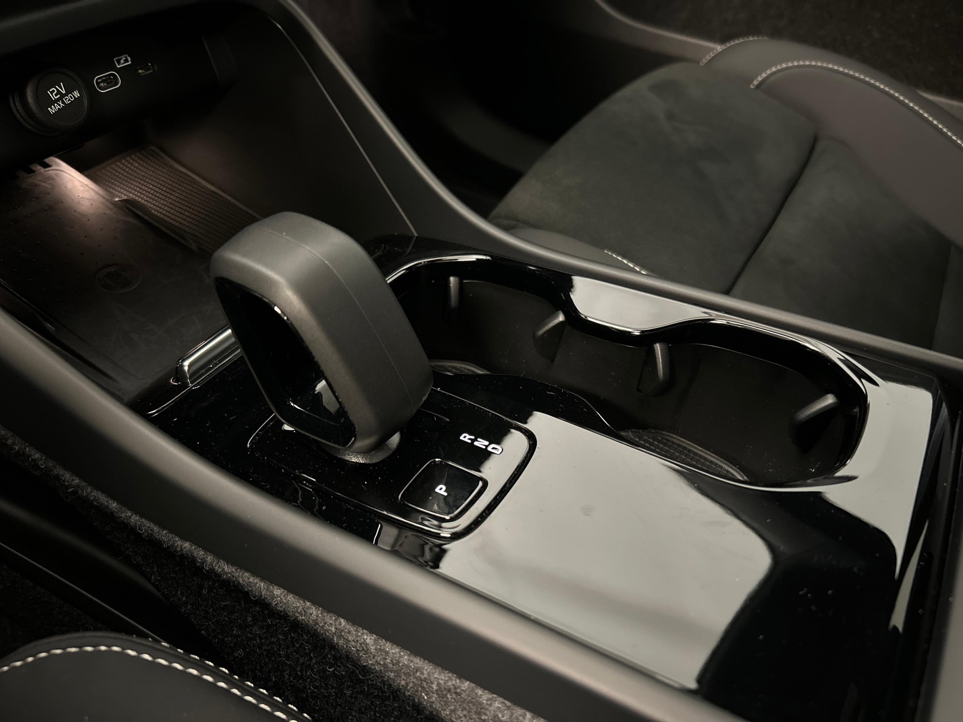 VOLVO C40 P8 Twin Recharge Ultimate AWD-image-15