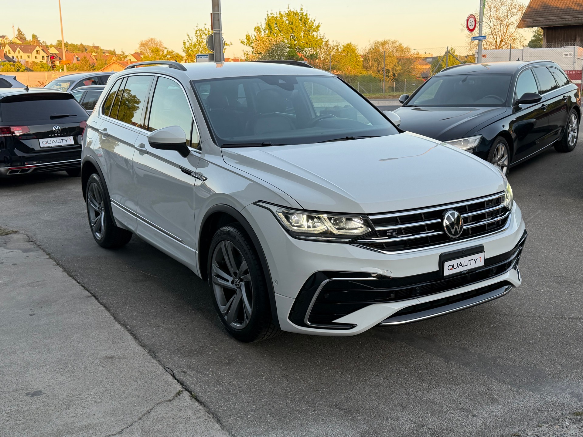 VW Tiguan 2.0 TDI SCR R-Line 4Motion DSG-image-2