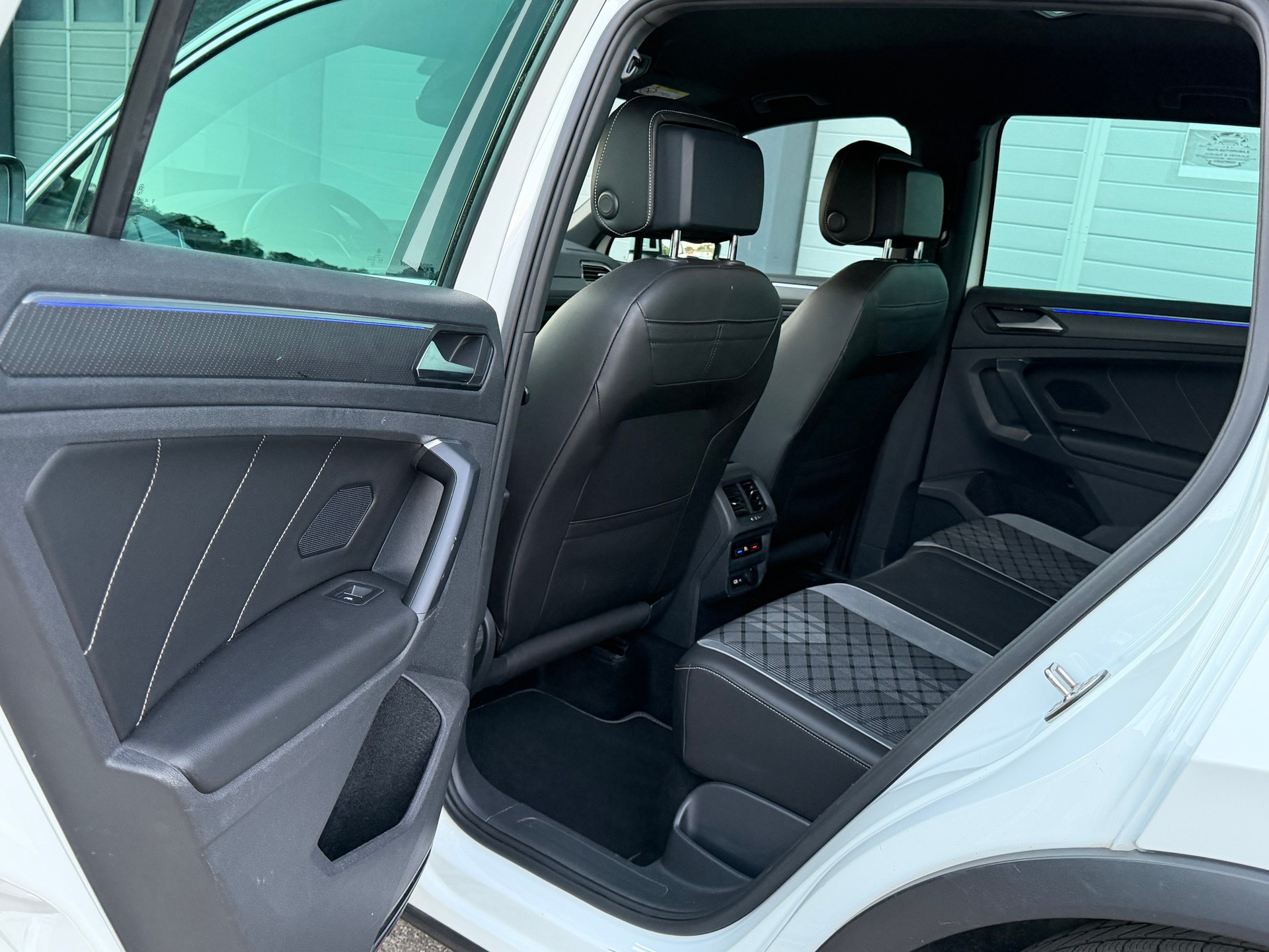 VW Tiguan 2.0 TDI SCR R-Line 4Motion DSG-image-13