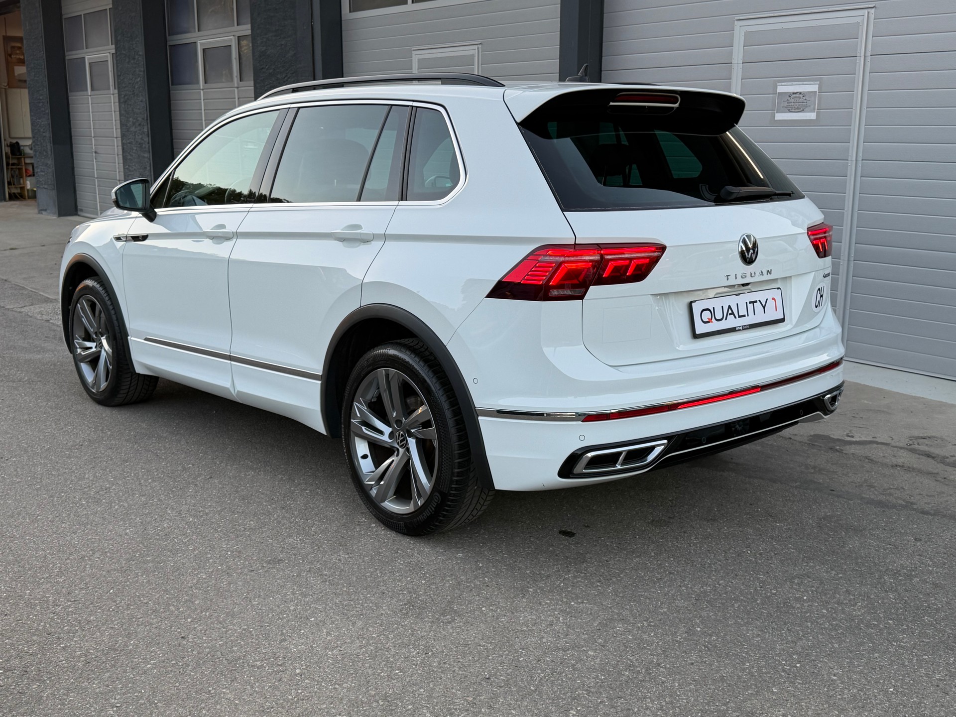 VW Tiguan 2.0 TDI SCR R-Line 4Motion DSG-image-3