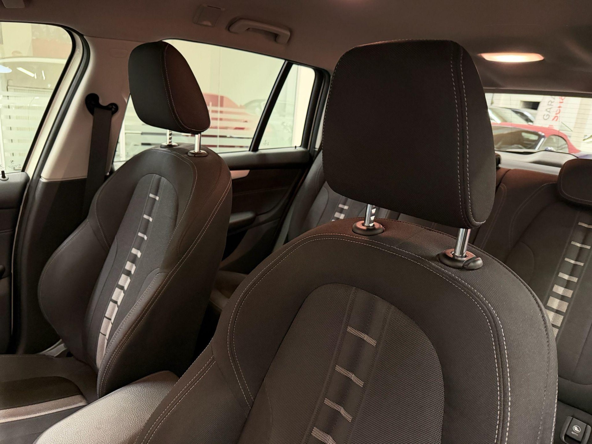 BMW 218d xDrive Gran Tourer-image-12