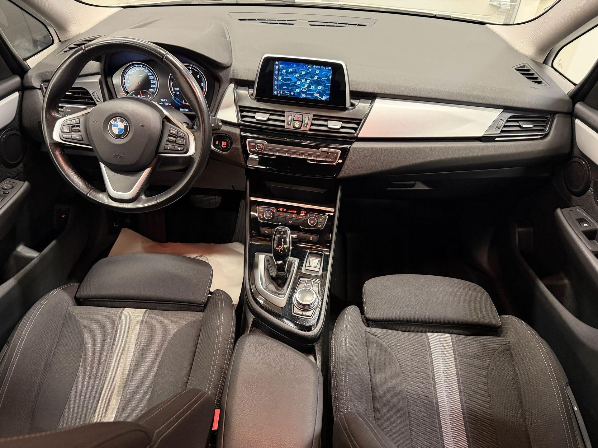 BMW 218d xDrive Gran Tourer-image-14