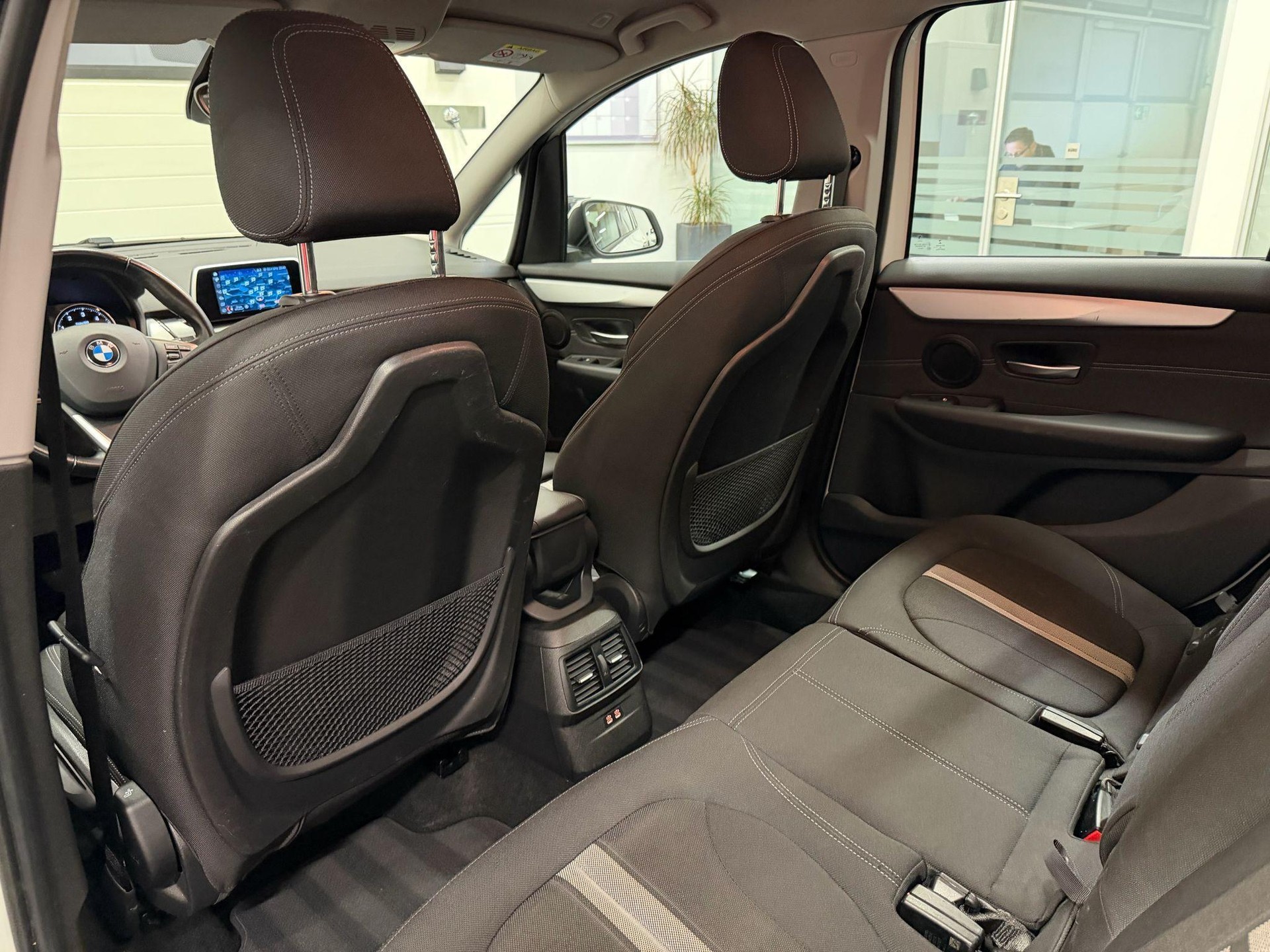 BMW 218d xDrive Gran Tourer-image-11
