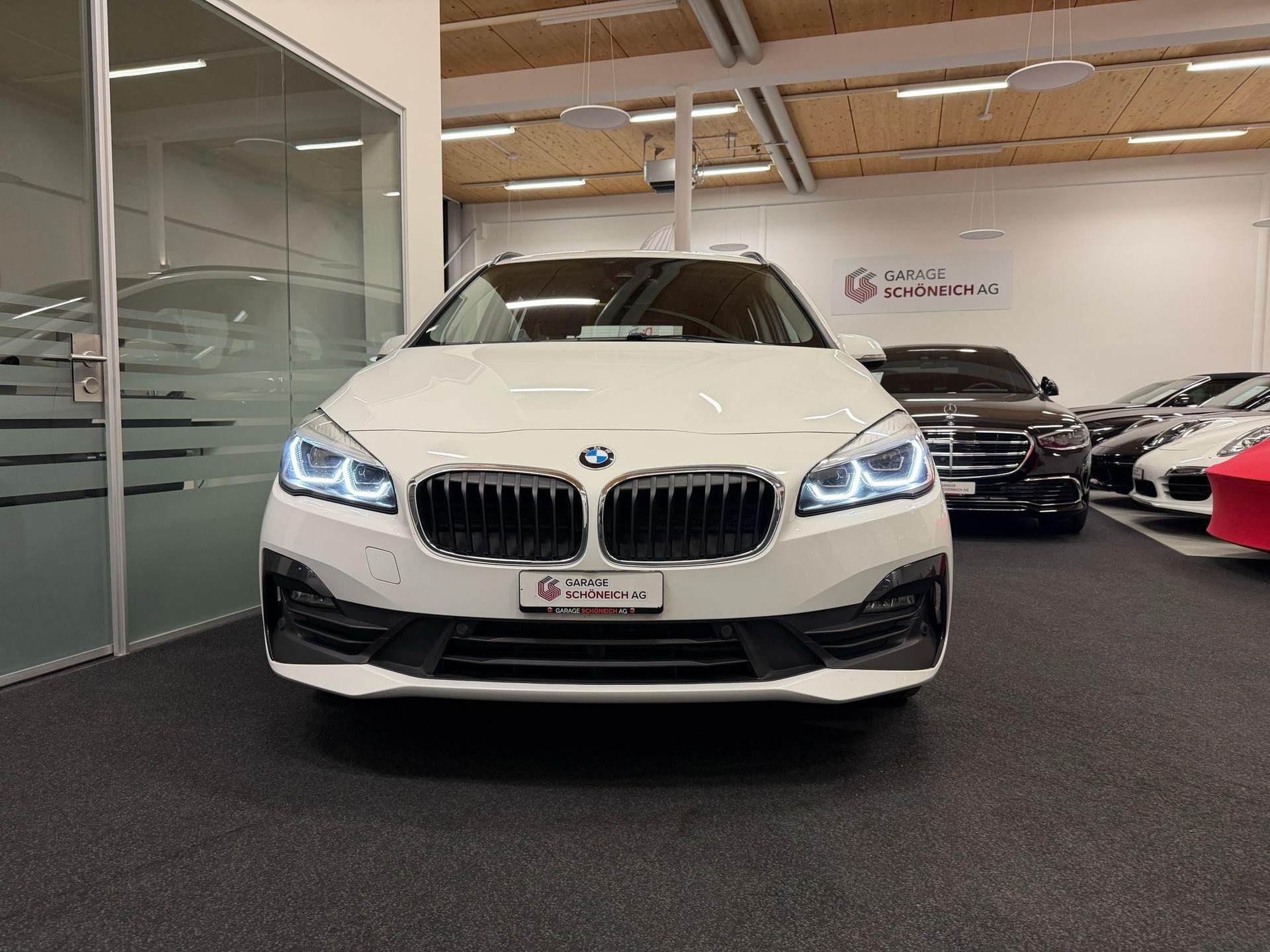 BMW 218d xDrive Gran Tourer-showroom-element-1