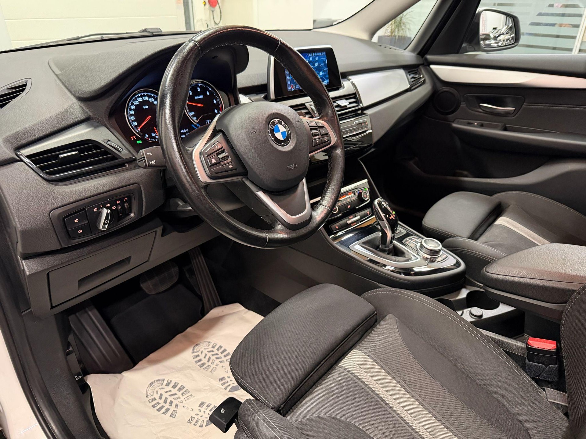 BMW 218d xDrive Gran Tourer-image-9