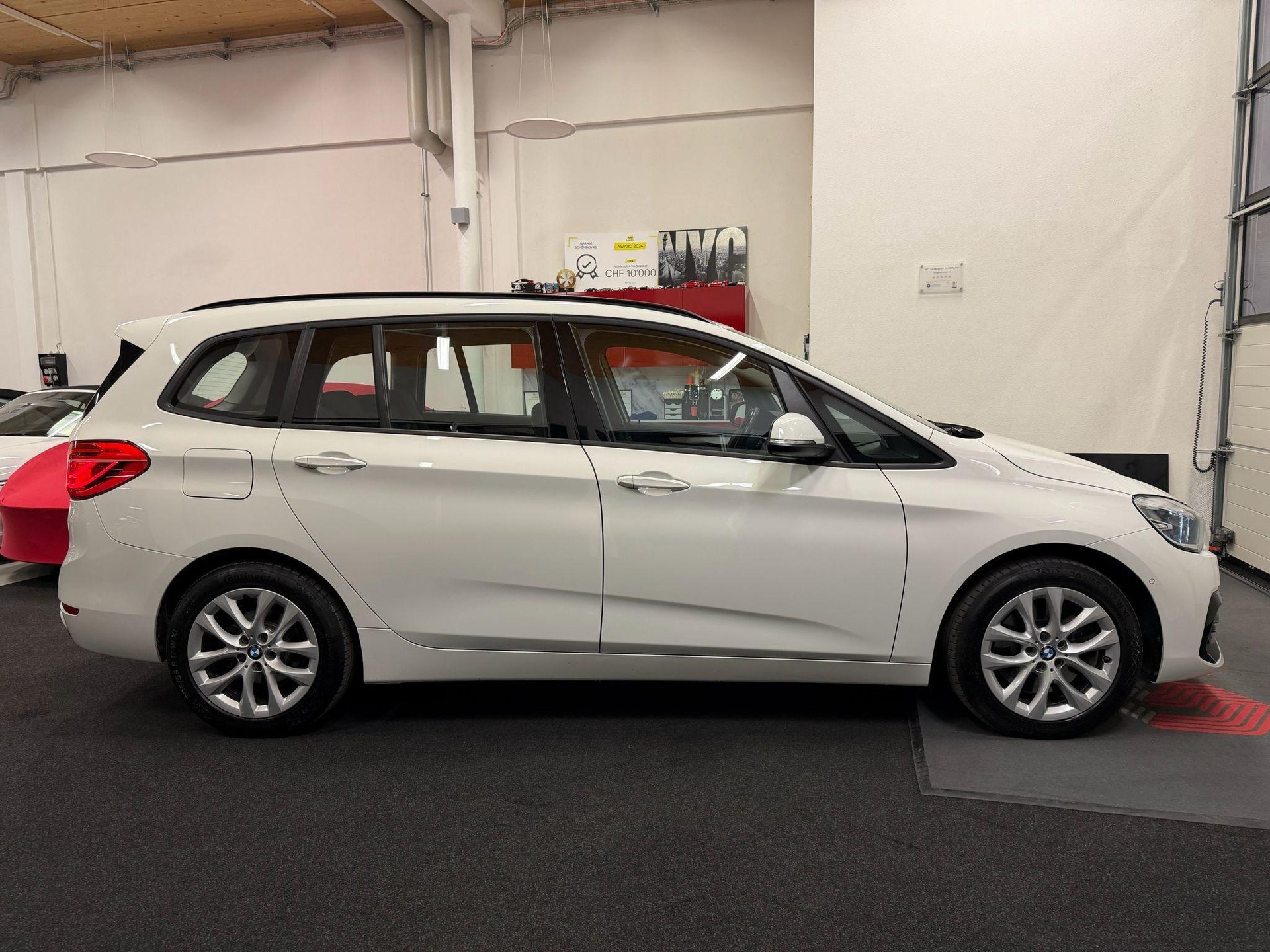BMW 218d xDrive Gran Tourer-showroom-element-3