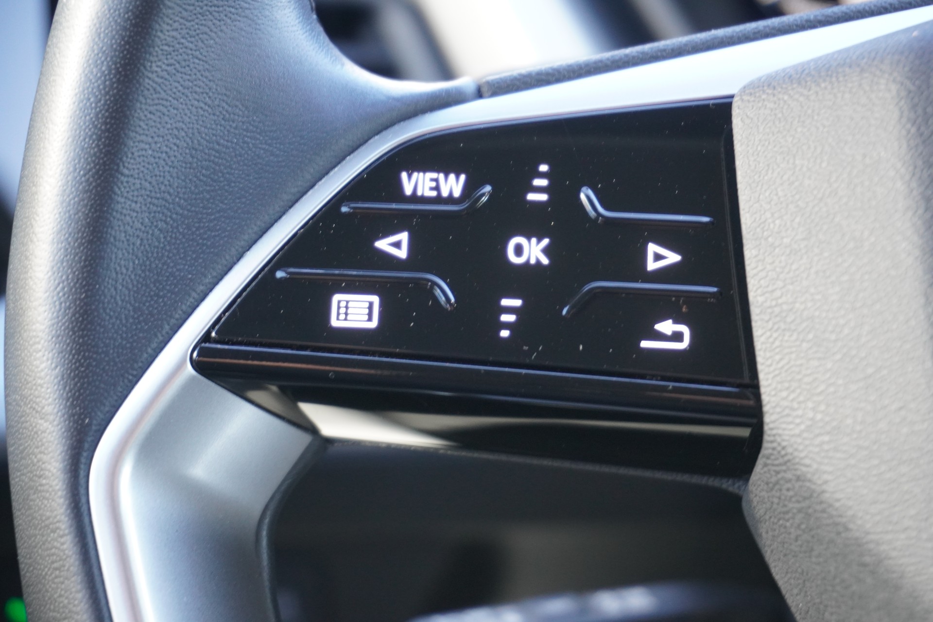 AUDI Q4 e-tron 45 quattro-image-17