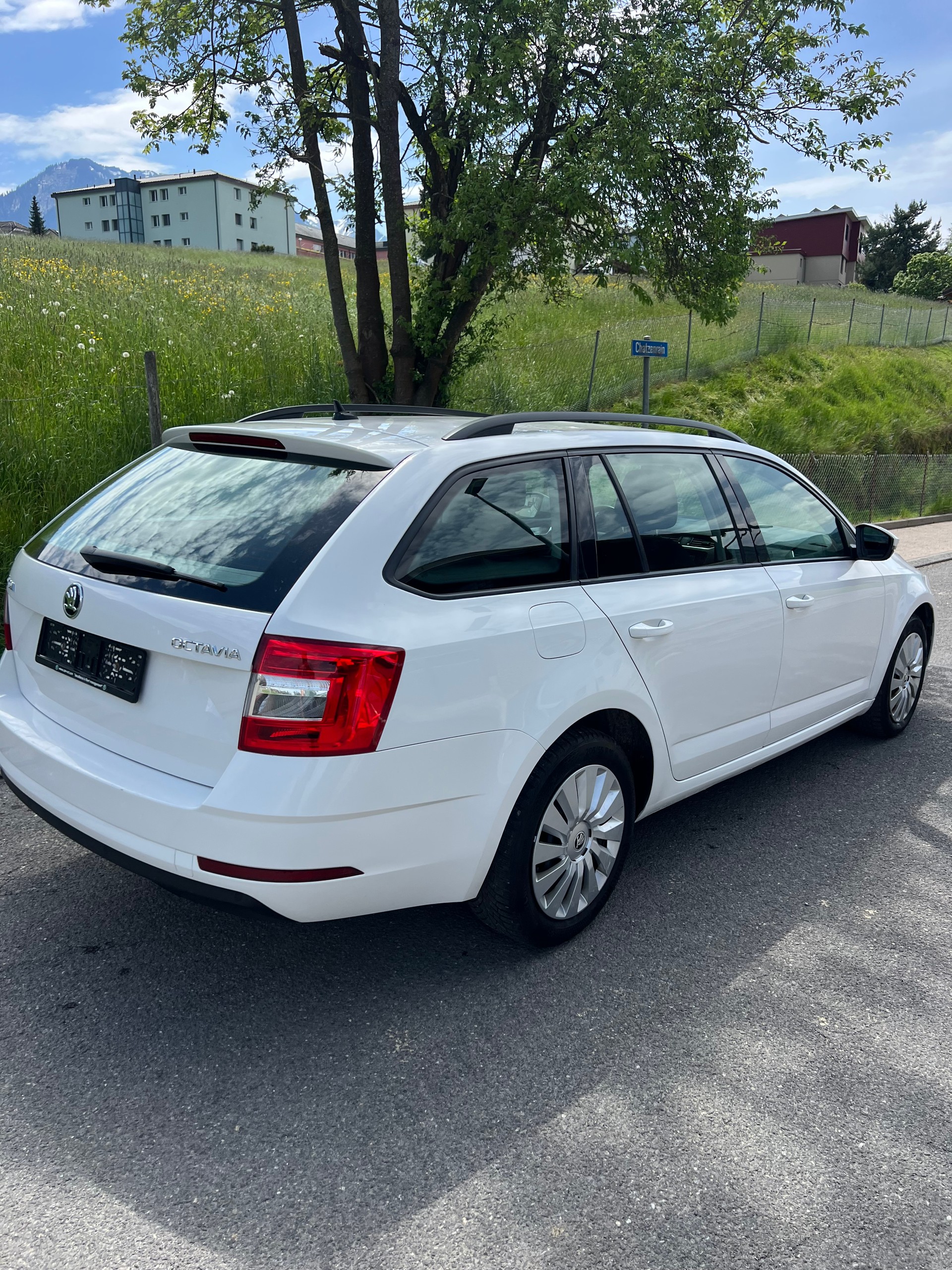 SKODA Octavia Combi 1.6 TDI Ambition-image-2