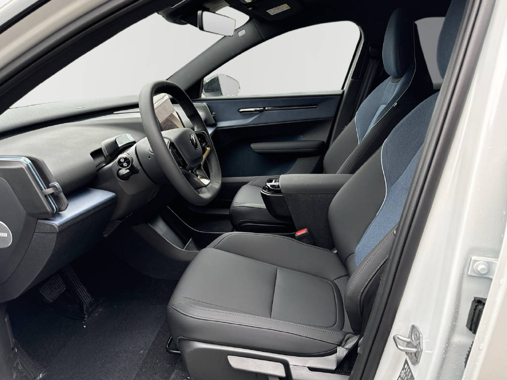 VOLVO EX 30 E60 Twin Ultra Performance AWD-image-9