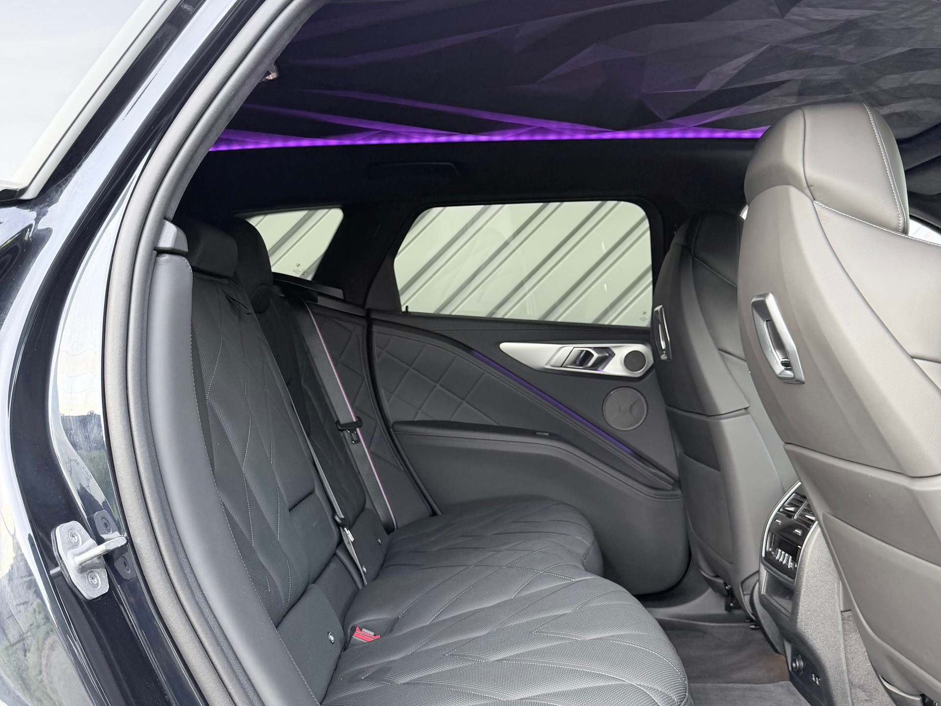 BMW XM xDrive 50e PHEV Steptronic-image-11