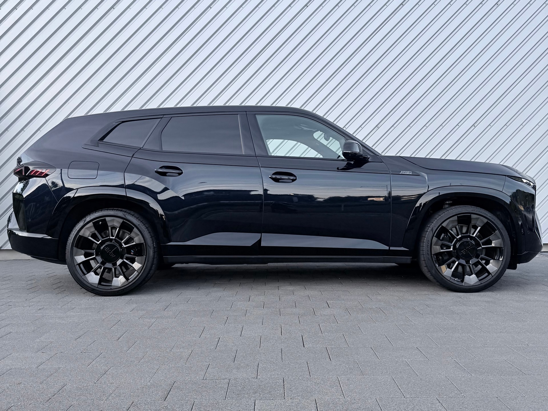 BMW XM xDrive 50e PHEV Steptronic-showroom-element-1