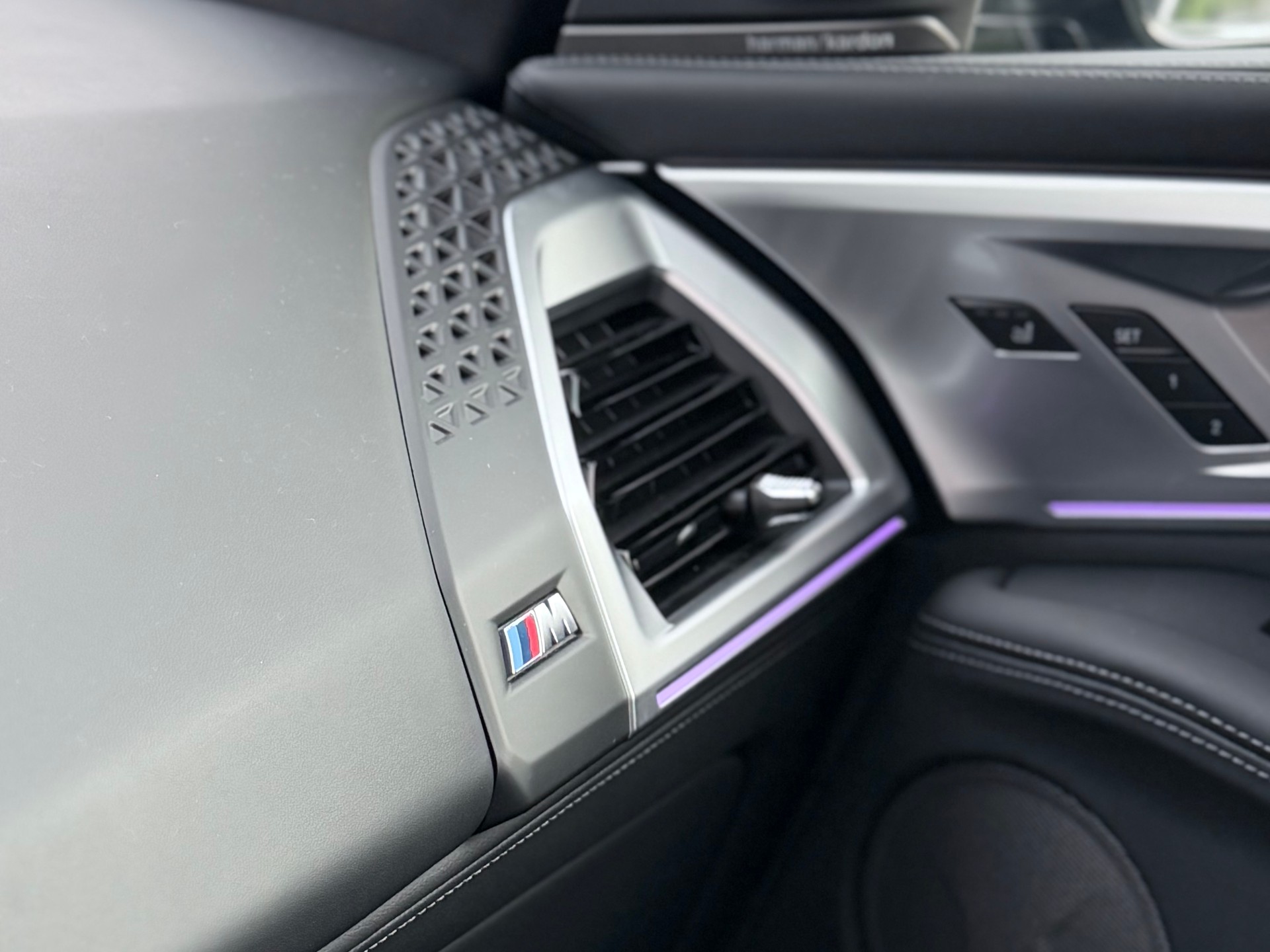 BMW XM xDrive 50e PHEV Steptronic-image-7