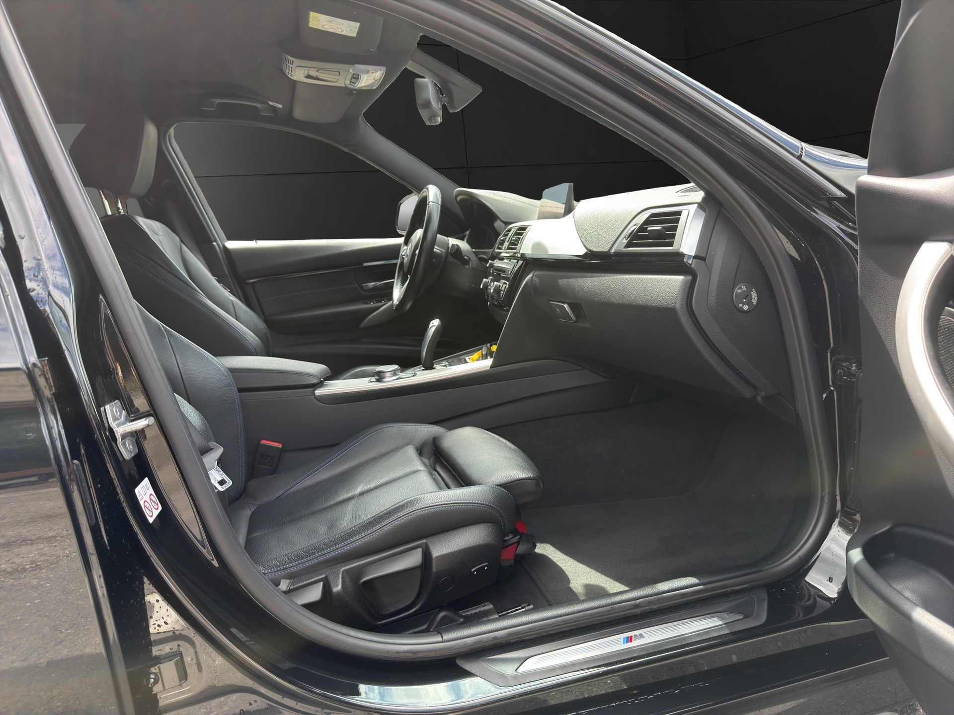 BMW 320i xDrive Touring M Sport Steptronic-image-12