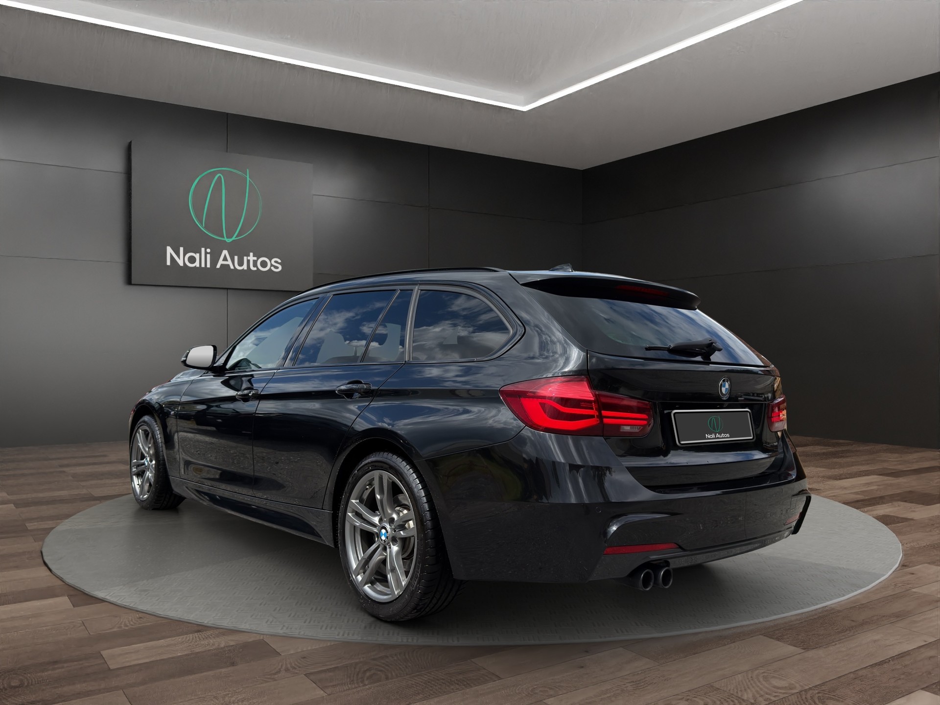 BMW 320i xDrive Touring M Sport Steptronic-showroom-element-3