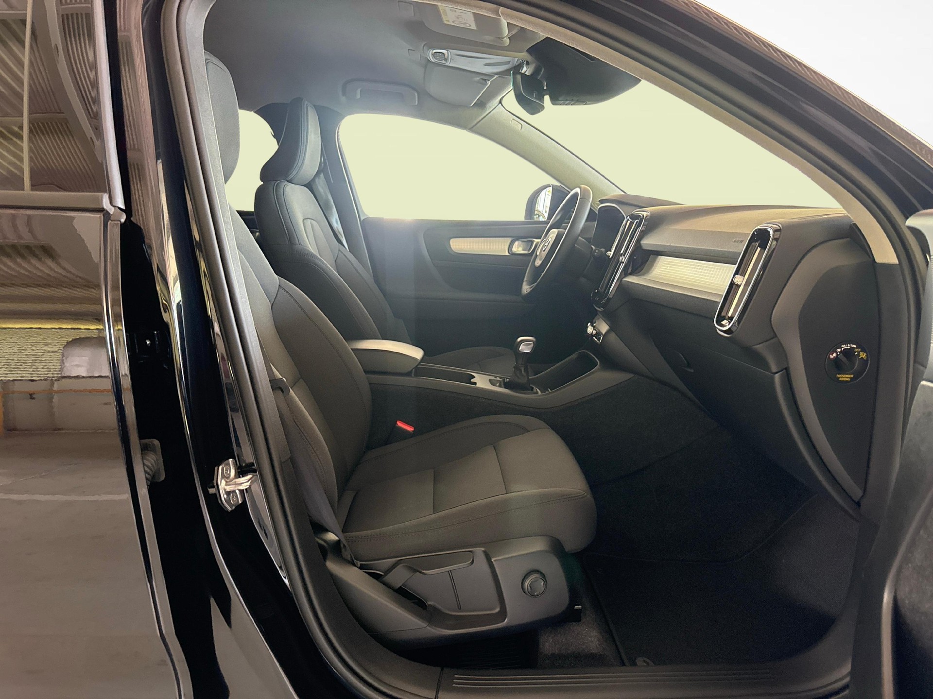 VOLVO XC40 1.5 T2 Momentum + Ruote invernali incluse-image-9