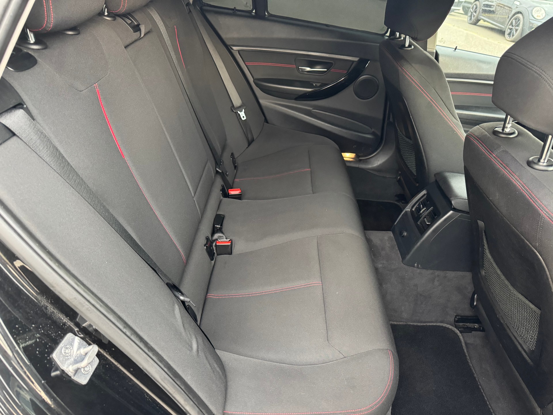 BMW 318d xDrive Touring Sport Line-image-13