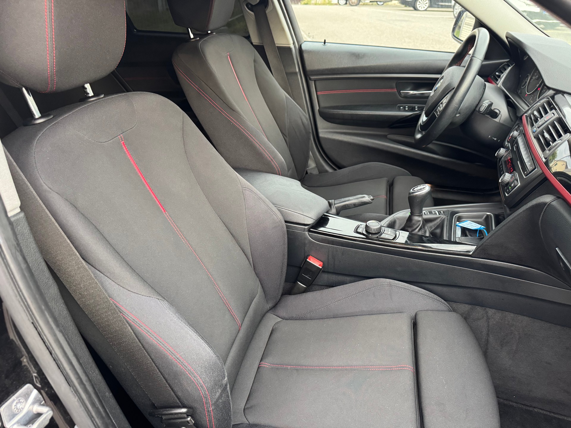 BMW 318d xDrive Touring Sport Line-image-10