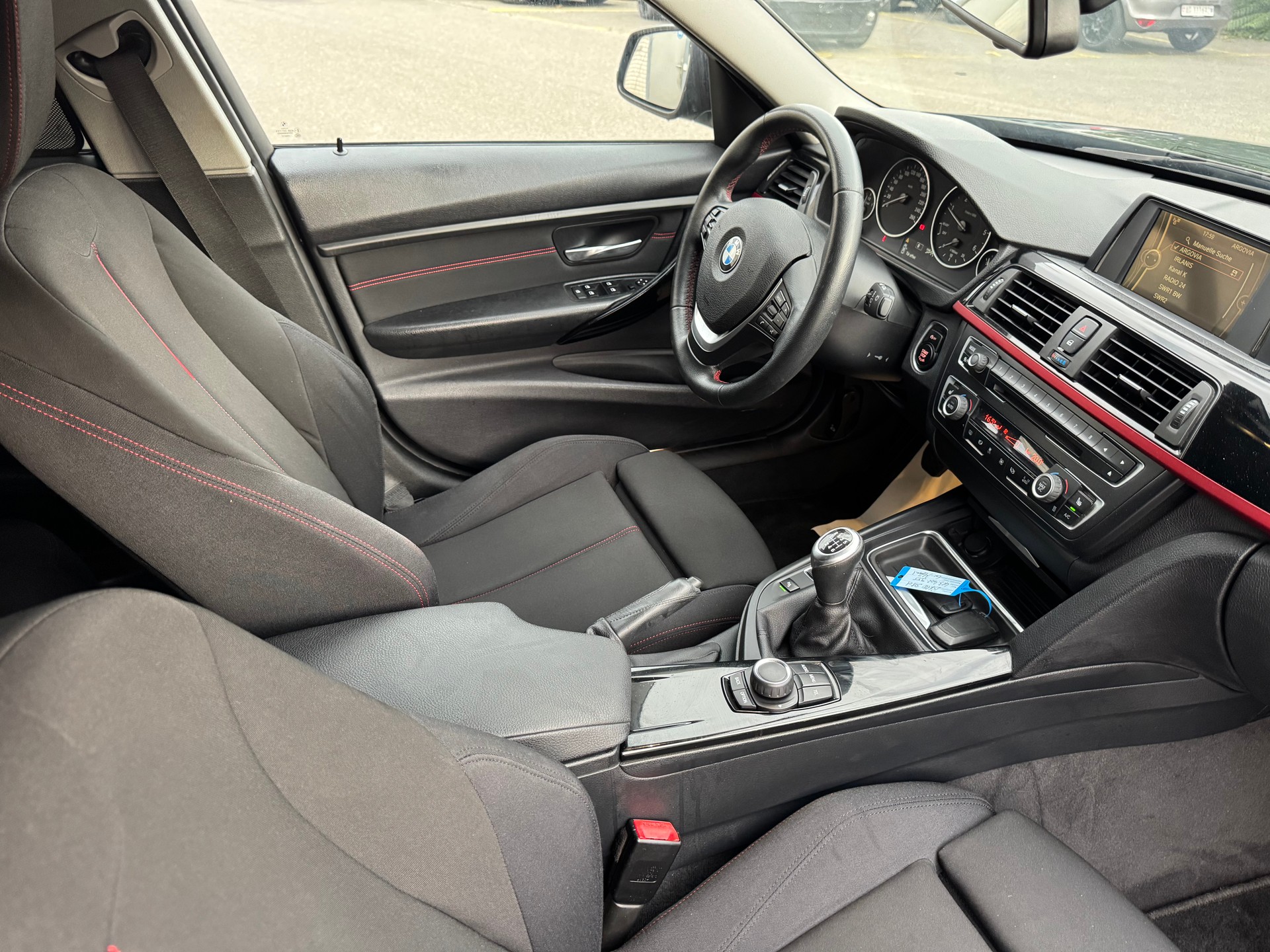 BMW 318d xDrive Touring Sport Line-image-11