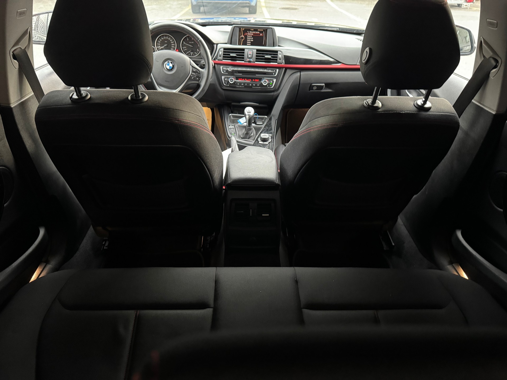 BMW 318d xDrive Touring Sport Line-image-12