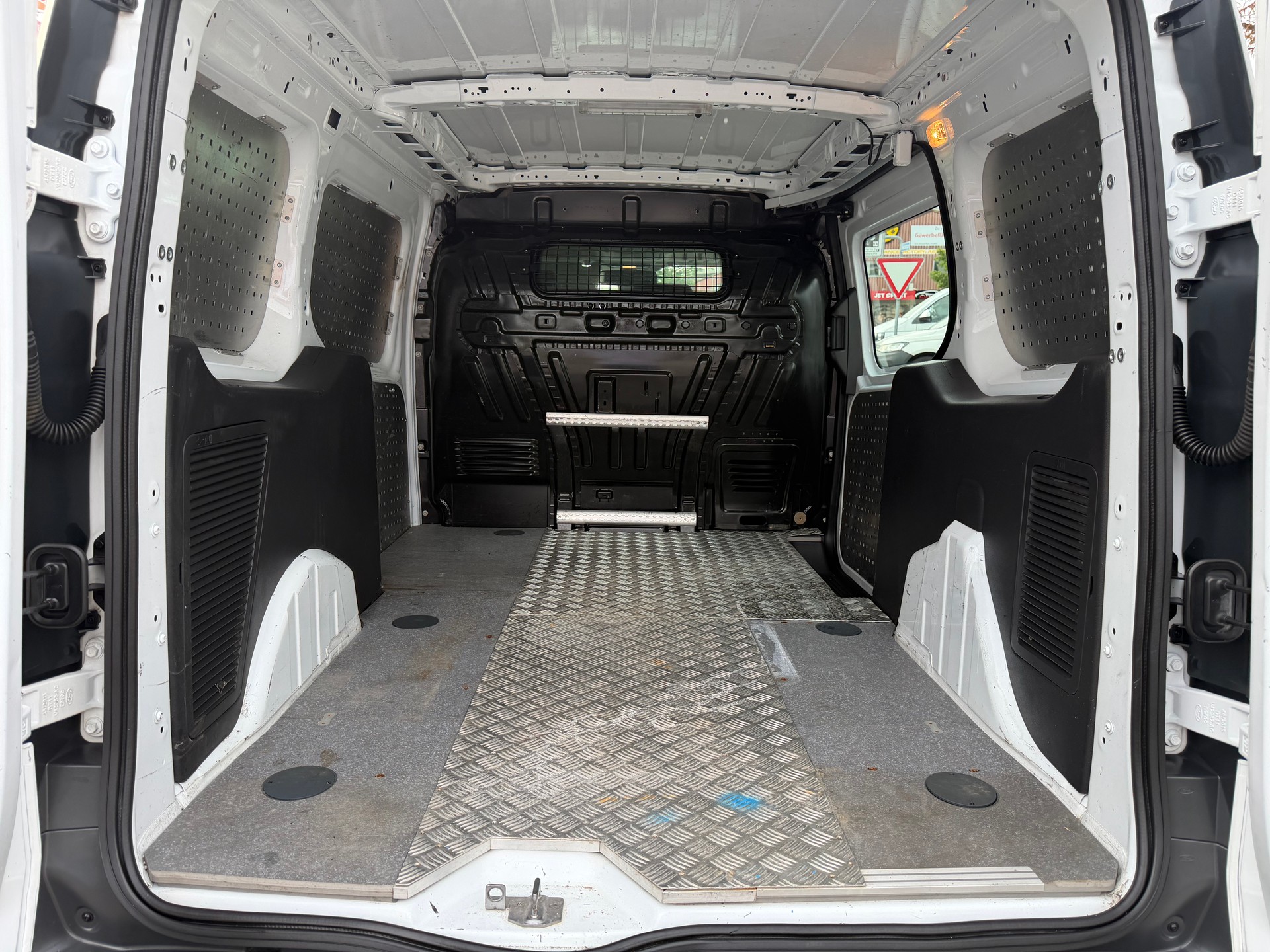 FORD Transit Connect Van T230 1.5 TDCi Ambiente-image-9