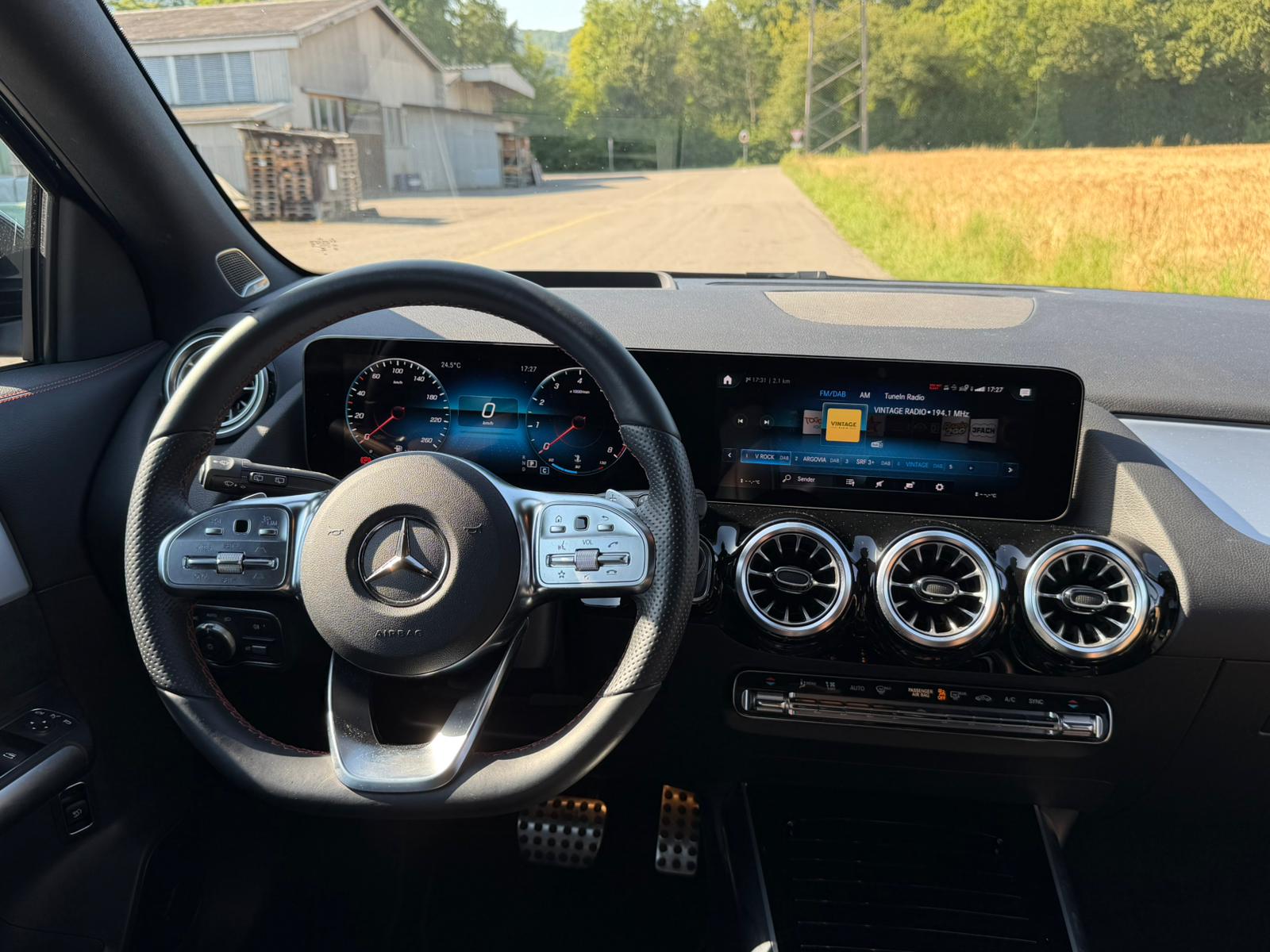 MERCEDES-BENZ GLA 200 AMG Line-image-5