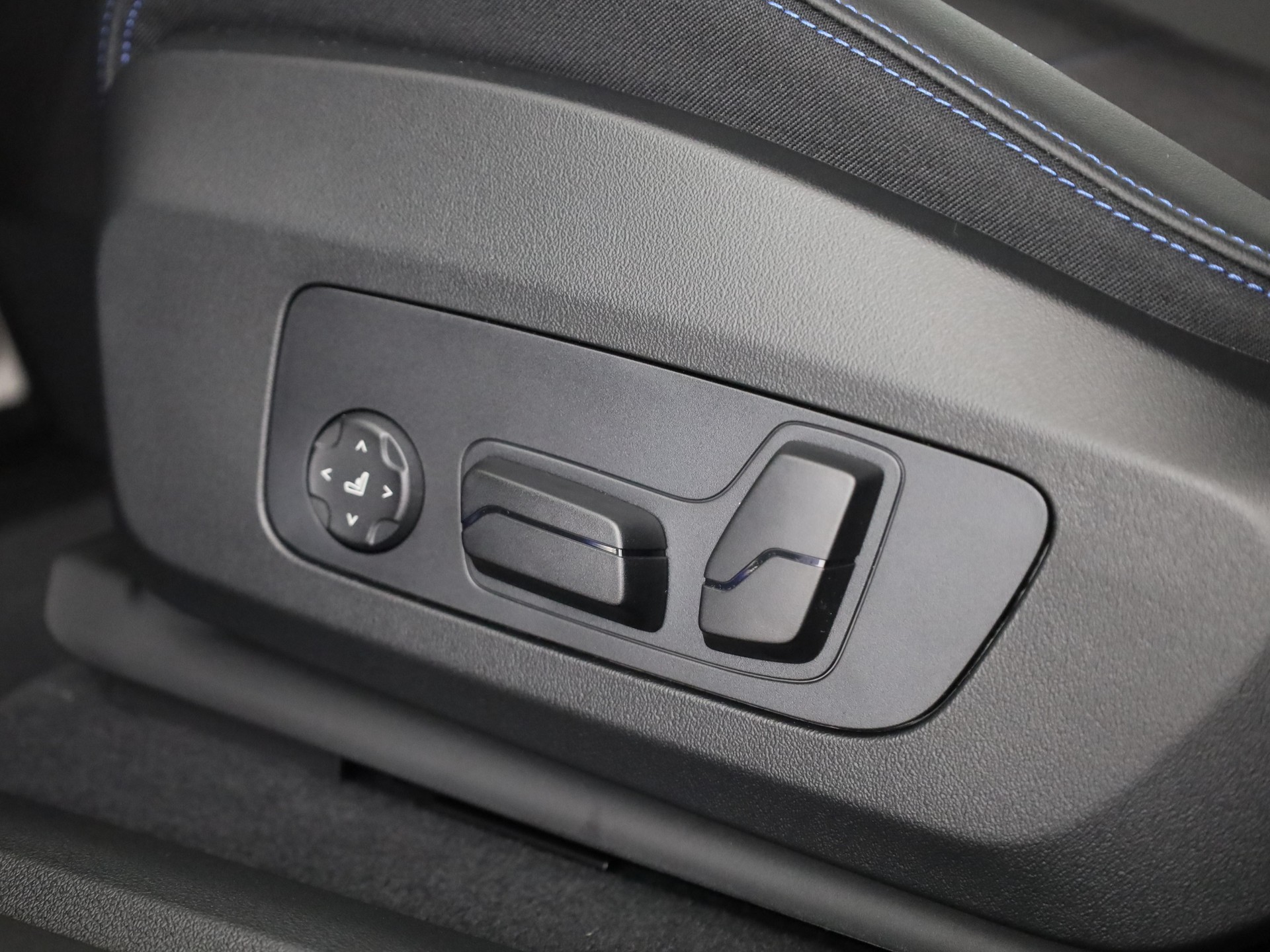 BMW iX2 30 xDrive-image-12