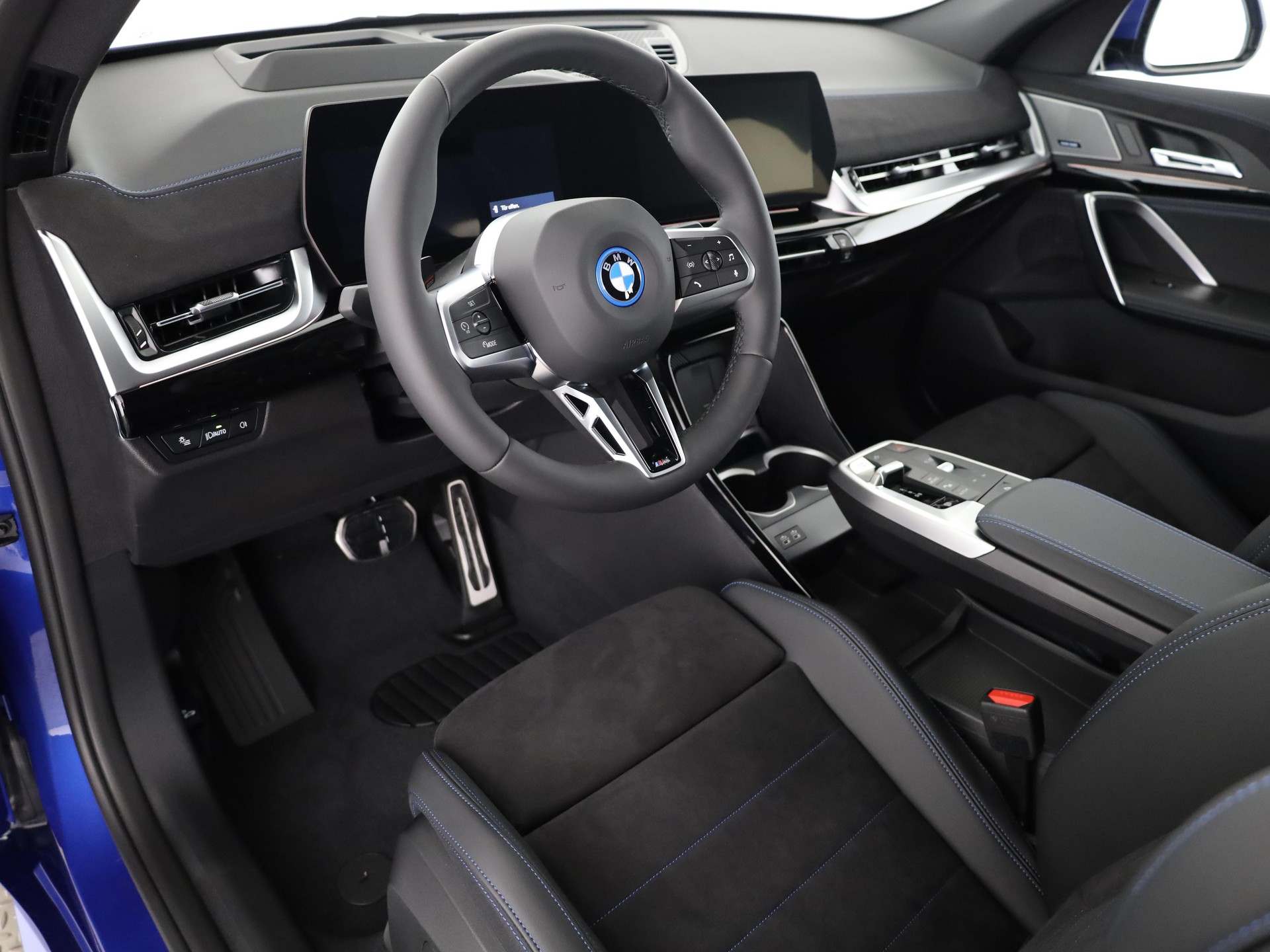 BMW iX2 30 xDrive-image-8