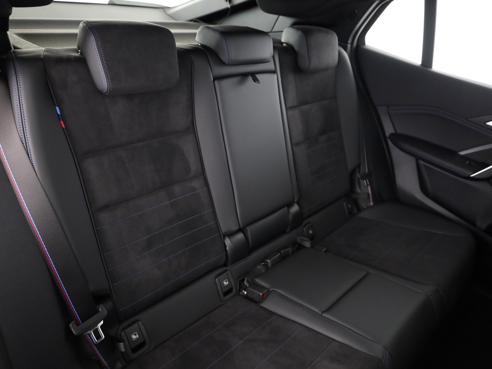 BMW iX2 30 xDrive-image-13
