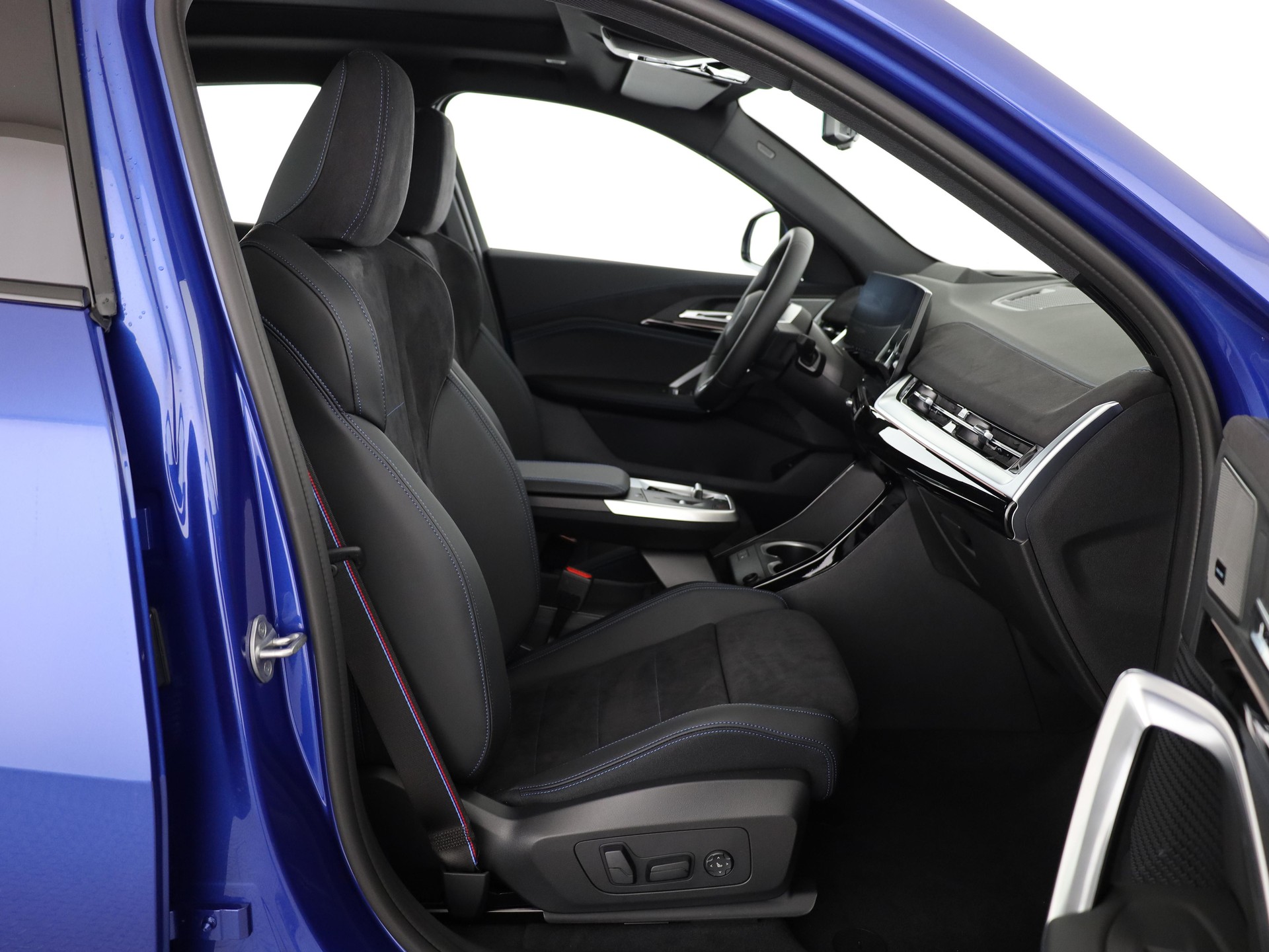 BMW iX2 30 xDrive-image-15