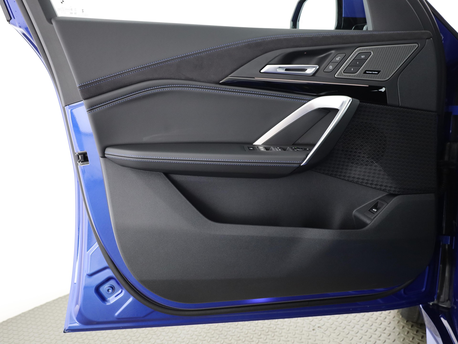BMW iX2 30 xDrive-image-9