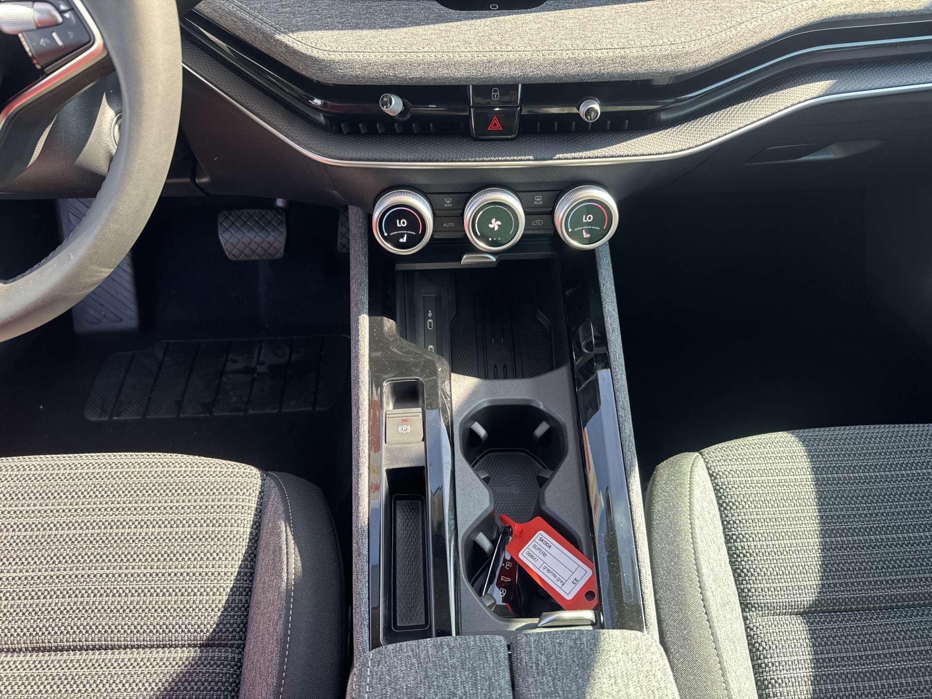 SKODA Superb Combi 1.5 TSi MHEV Selection DSG-Automat-image-11