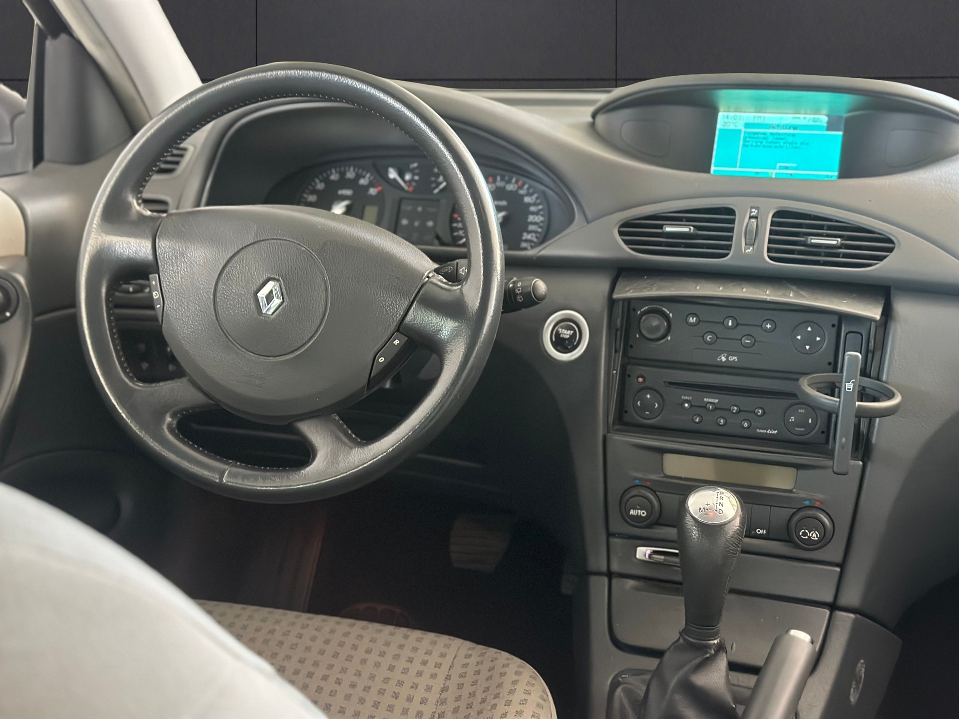 RENAULT Laguna 2.0 16V Dynamique Automatic-image-11