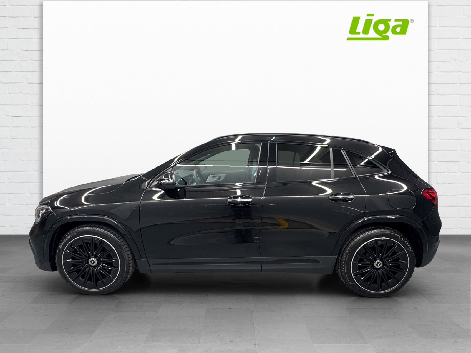 MERCEDES-BENZ GLA 200 AMG Line Night Star-showroom-element-2