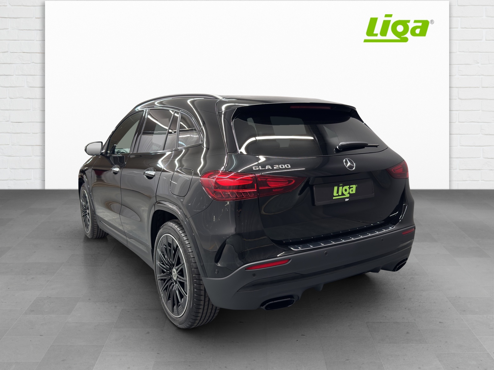 MERCEDES-BENZ GLA 200 AMG Line Night Star-showroom-element-3