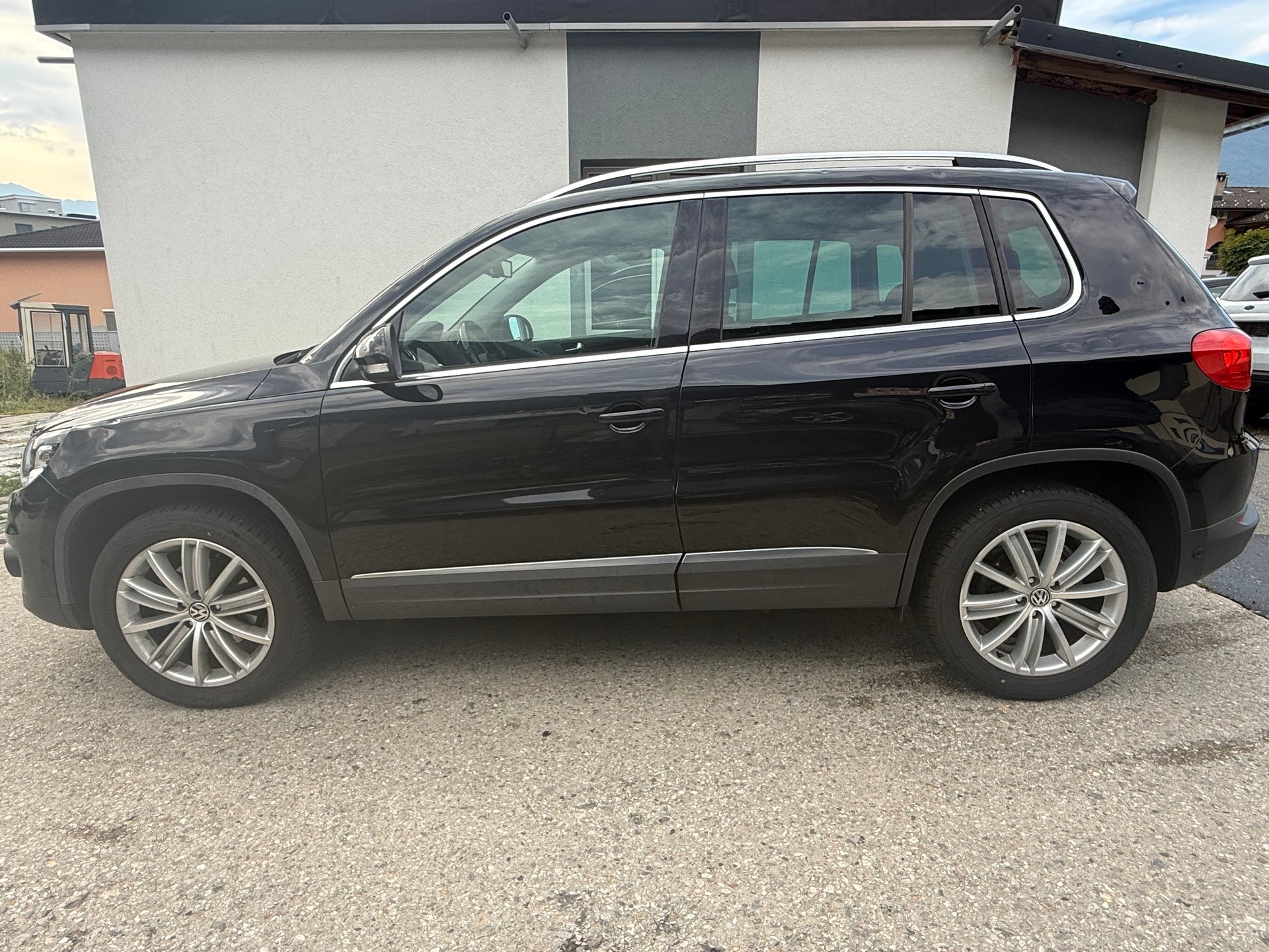 VW Tiguan 2.0 TDI BlueMotion Sport&Style 4Motion DSG-image-5