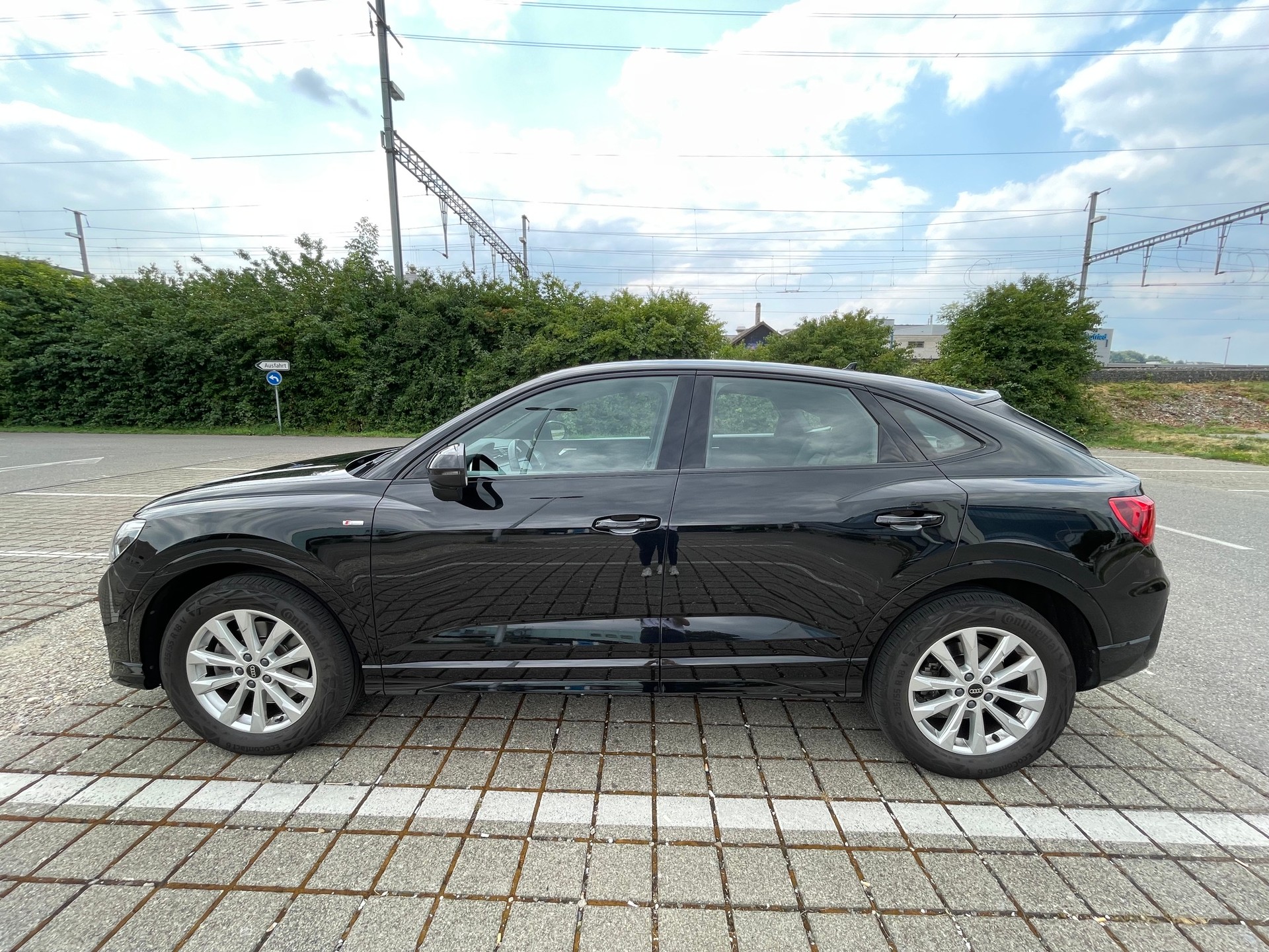 AUDI Q3 Sportback 40 TDI S line quattro S-Tronic-image-2