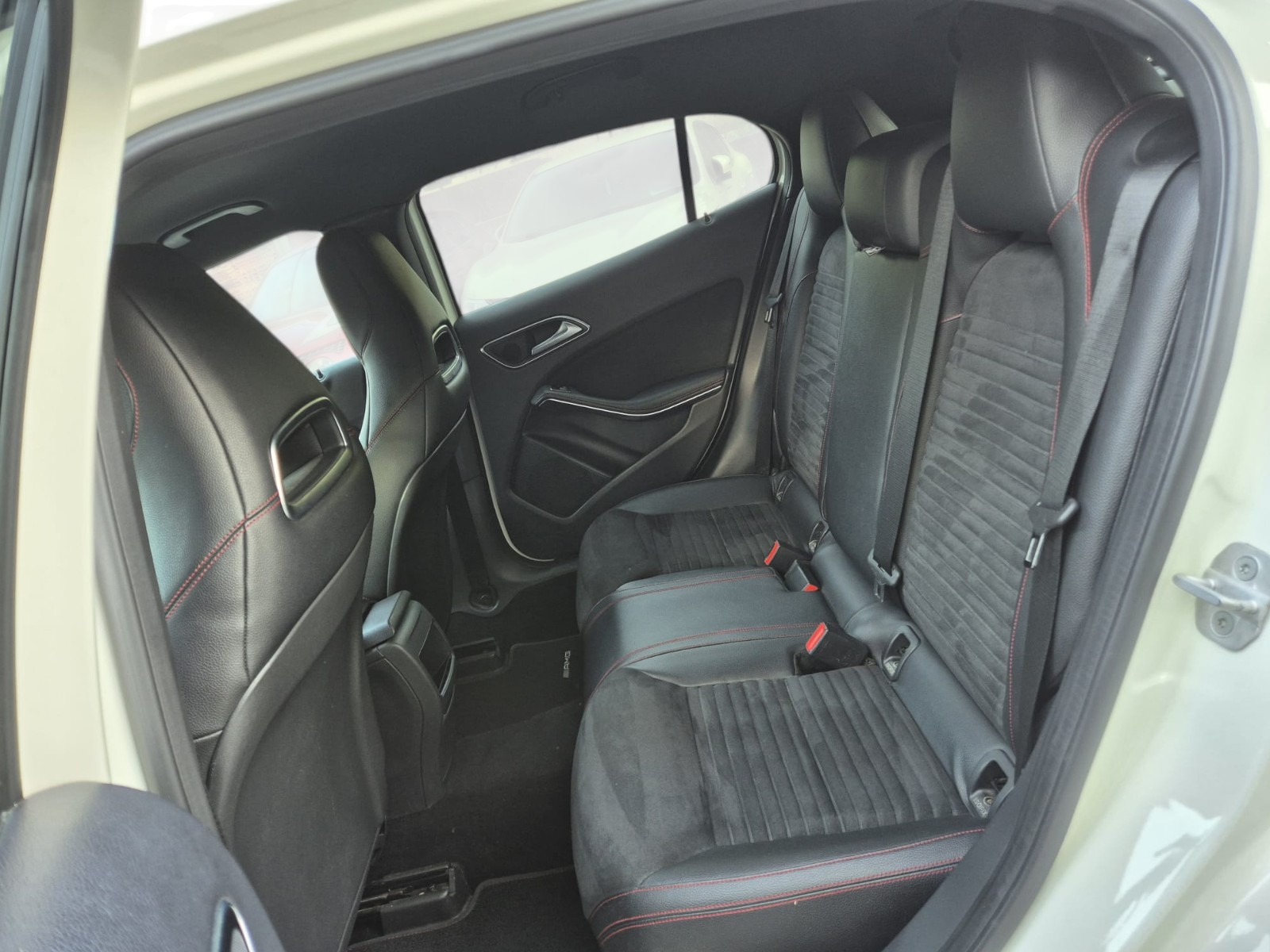 MERCEDES-BENZ GLA 250 AMG Line 4Matic 7G-DCT-image-14